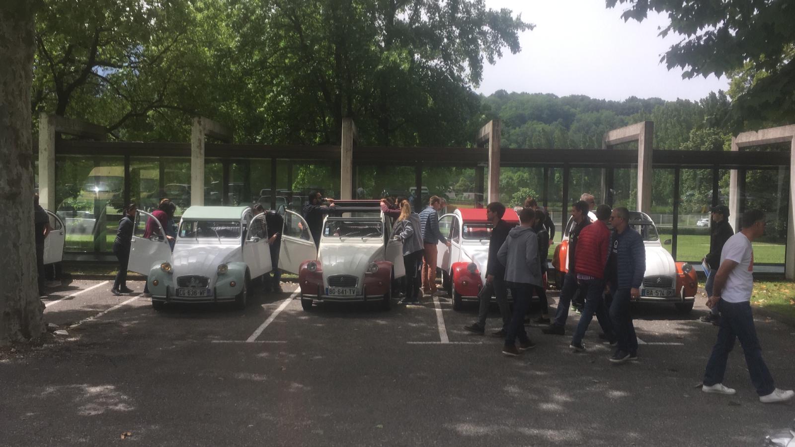 Rallye 2CV entreprise Liège départ parvis Saint-Lambert équipes prêtes · INNOV'events organisation d'événements