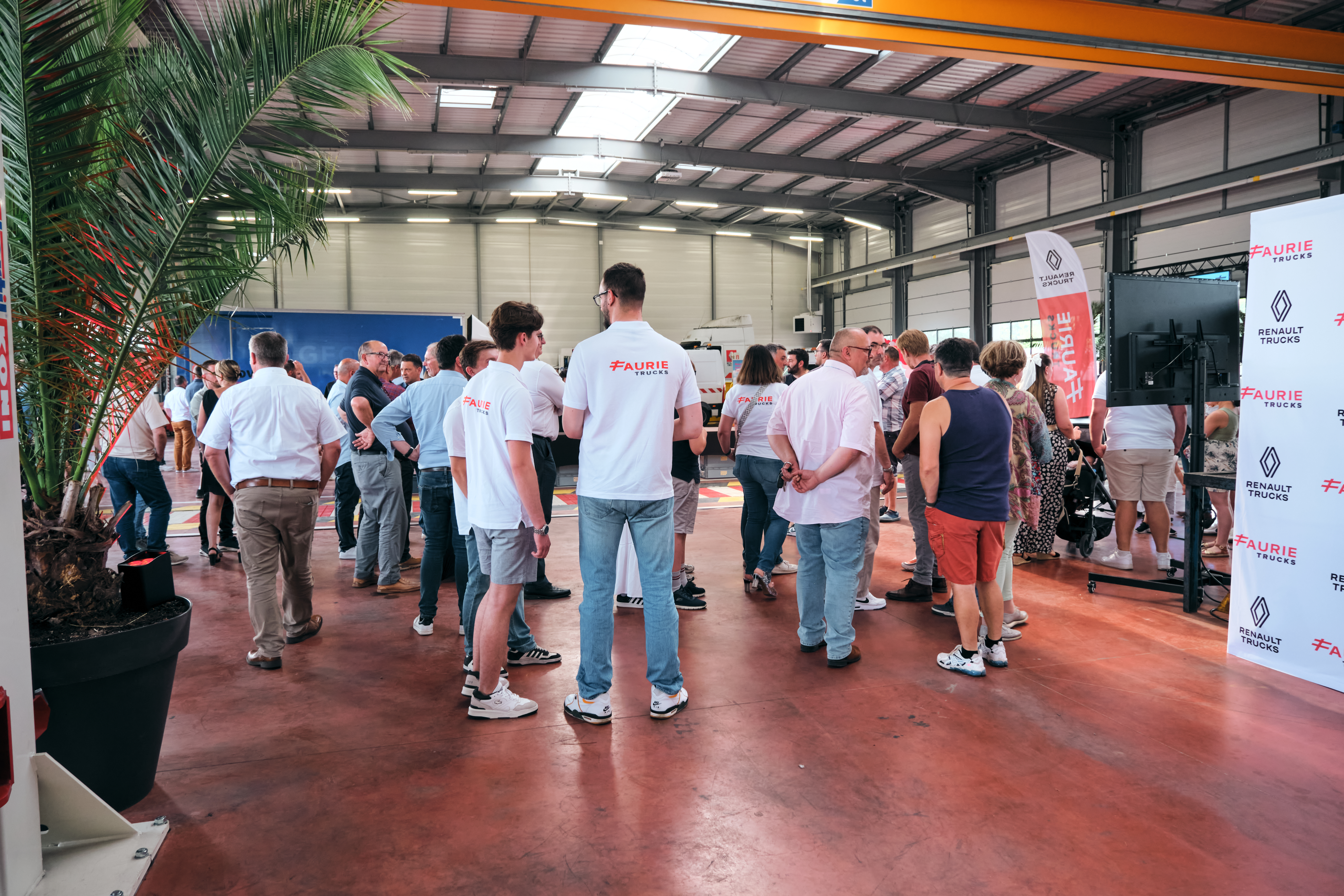 Hybride Open Bedrijvendag Antwerpen ontvangsthal met externe bezoekers en medewerkers · INNOV'events