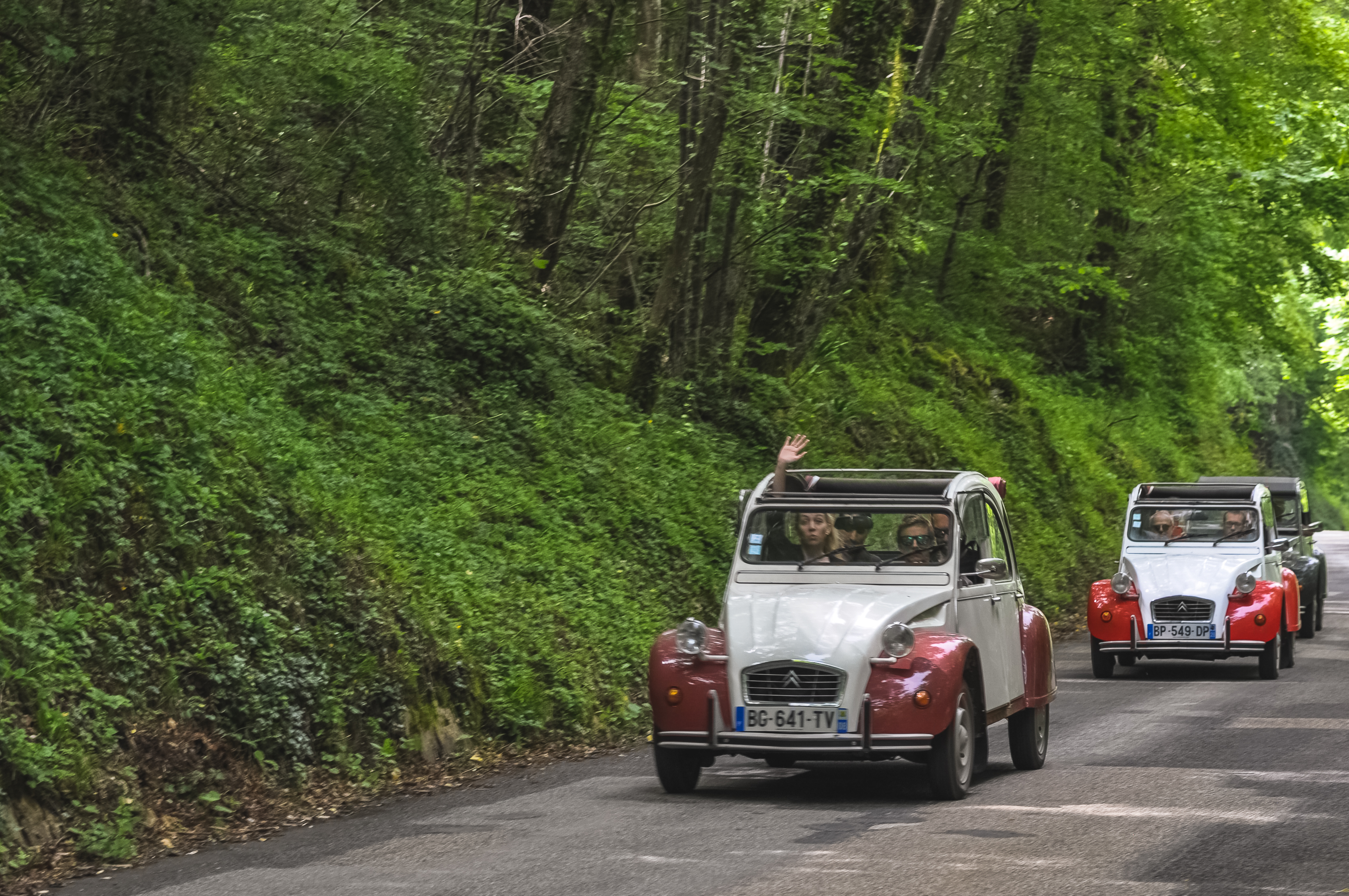 rallye 2CV Liège checkpoint Outremeuse équipe résolvant une énigme · INNOV'events