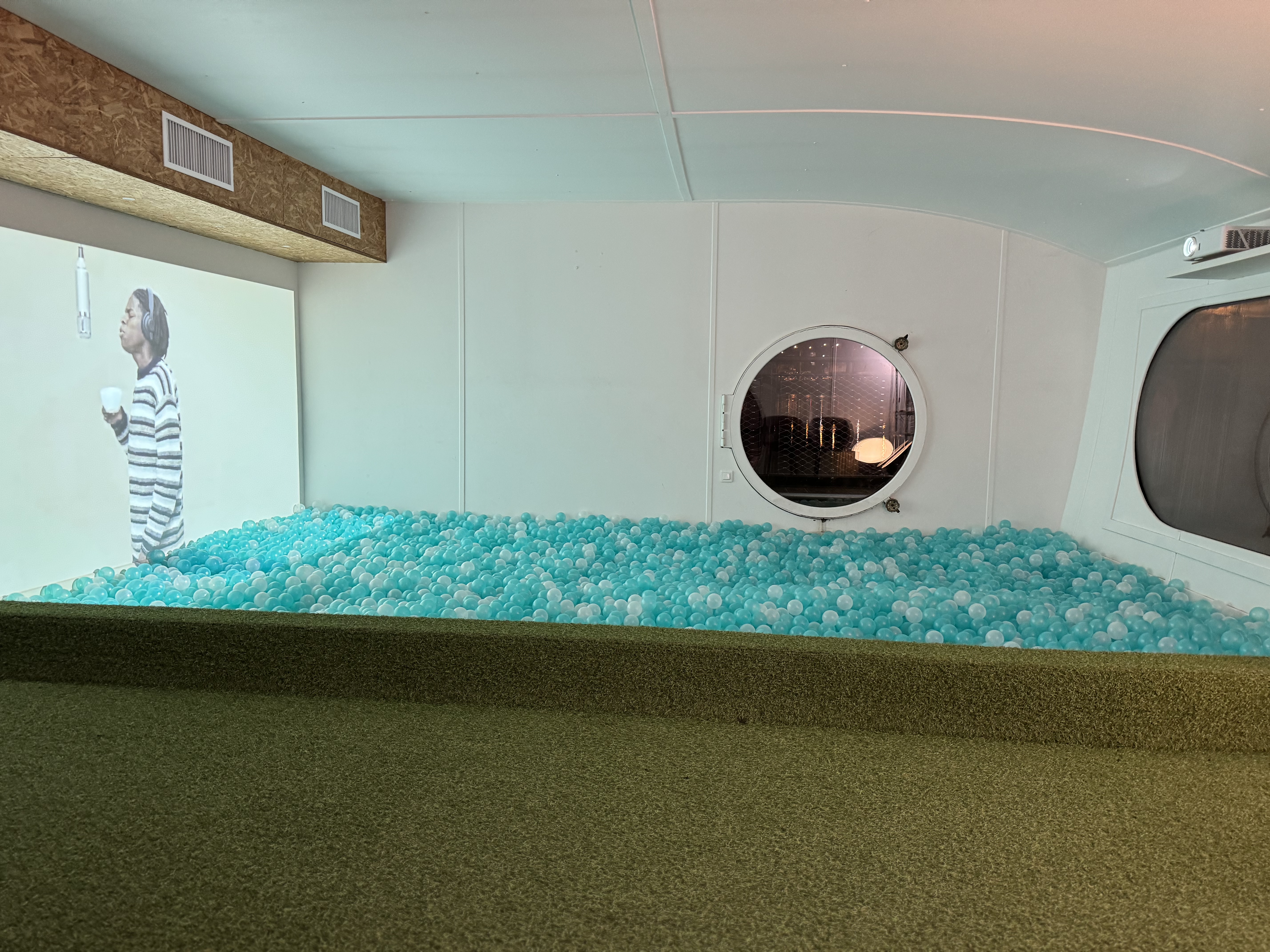 piscine à balles Bruxelles collaborateurs en rotation dans espace modulable · INNOV'events