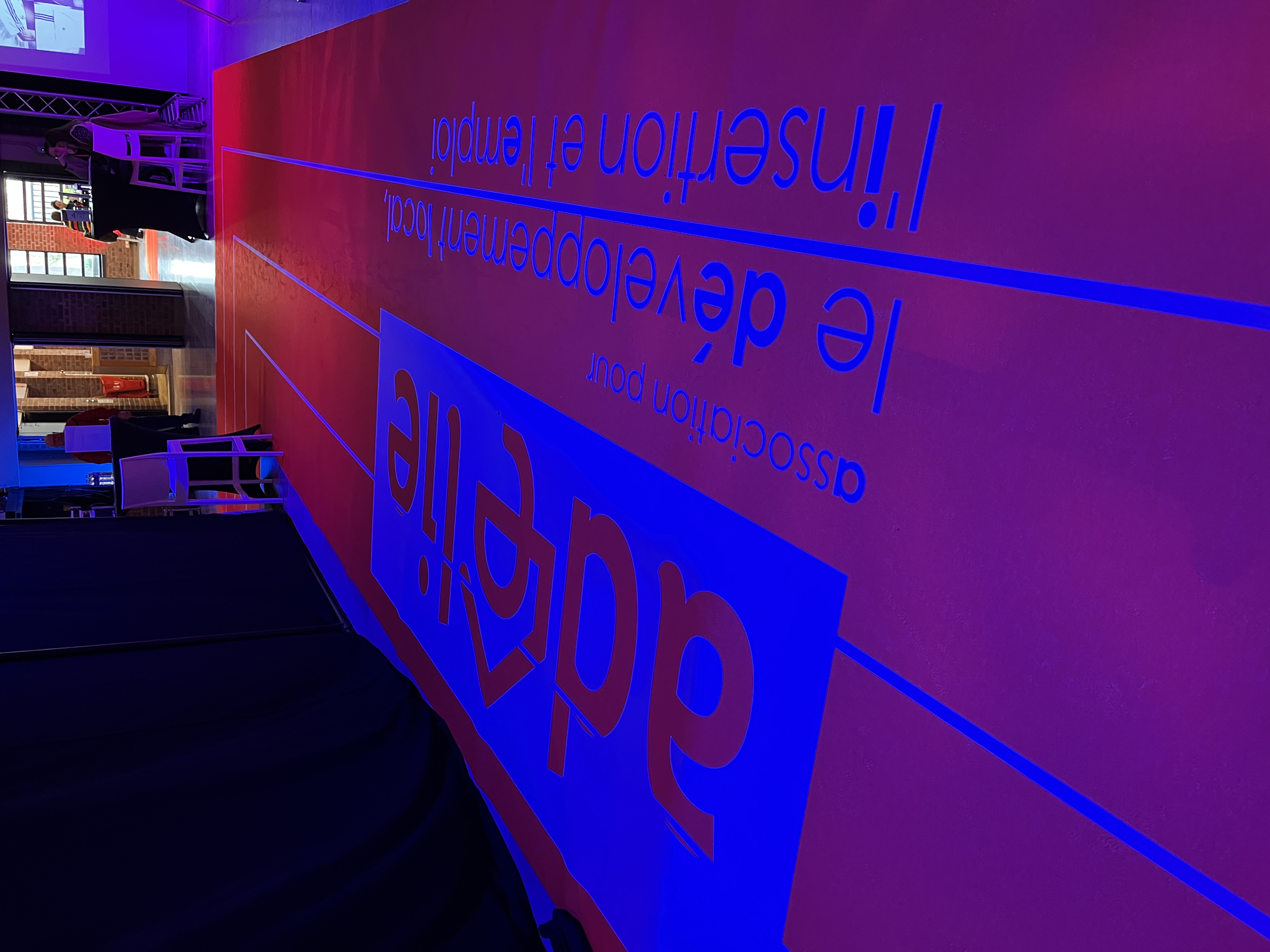 Mobilier lumineux habillage PLV événementielle Liège soirée entreprise · INNOV'events
