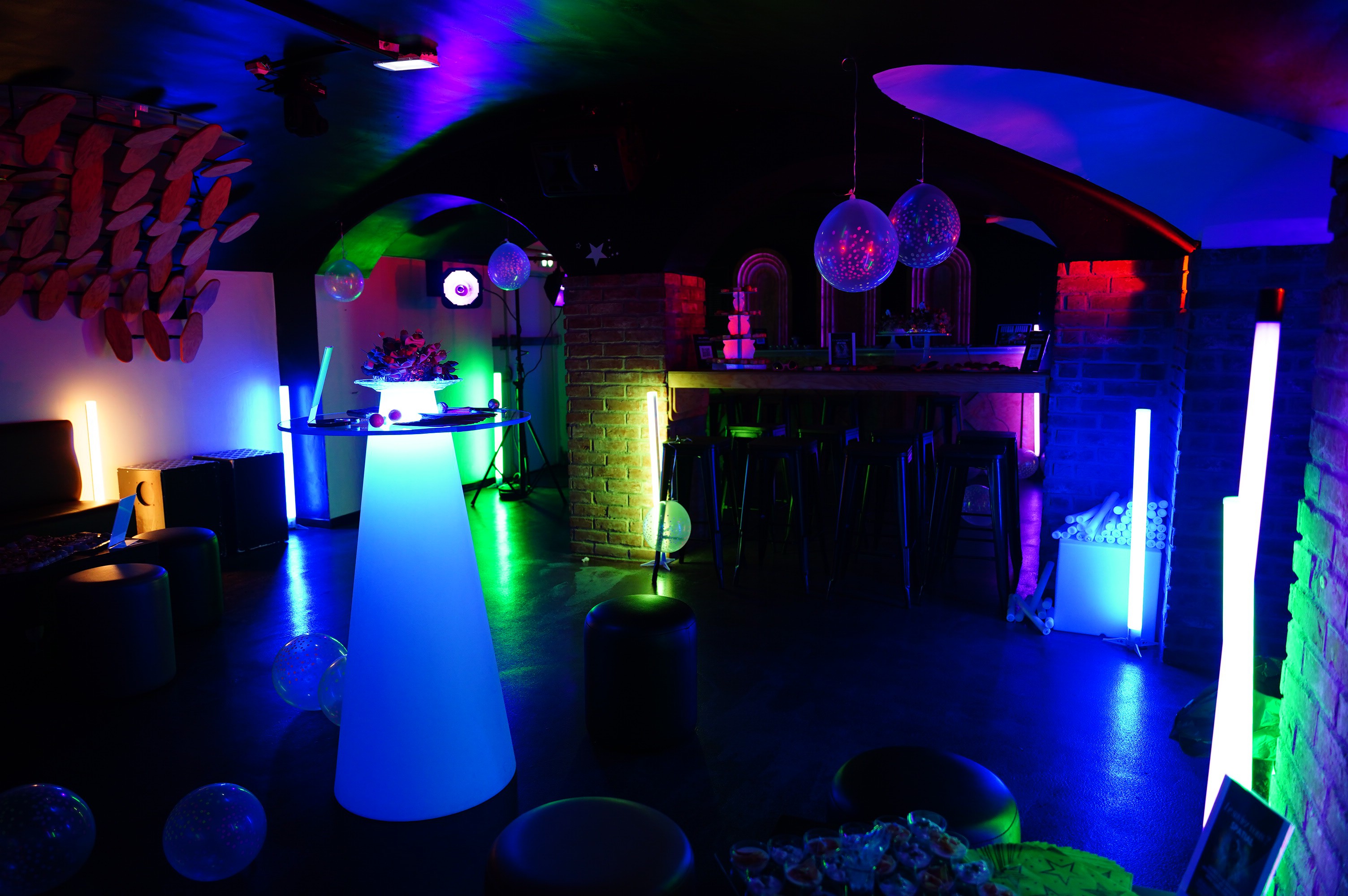Location de mobilier lumineux entreprise Anvers soirée gala Hilton · INNOV'events