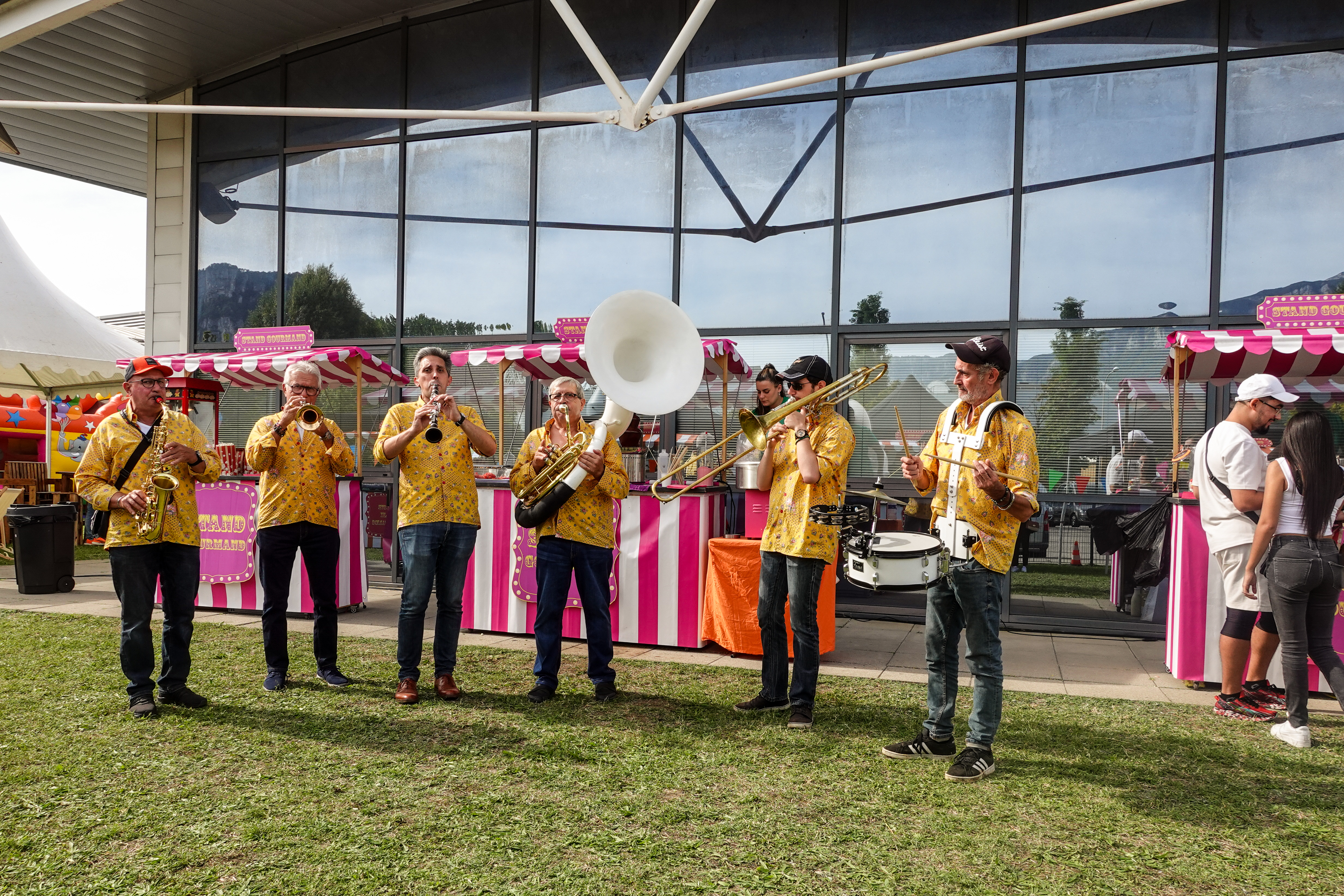Fête foraine entreprise Liège soirée sous chapiteau équipes réunies · INNOV'events