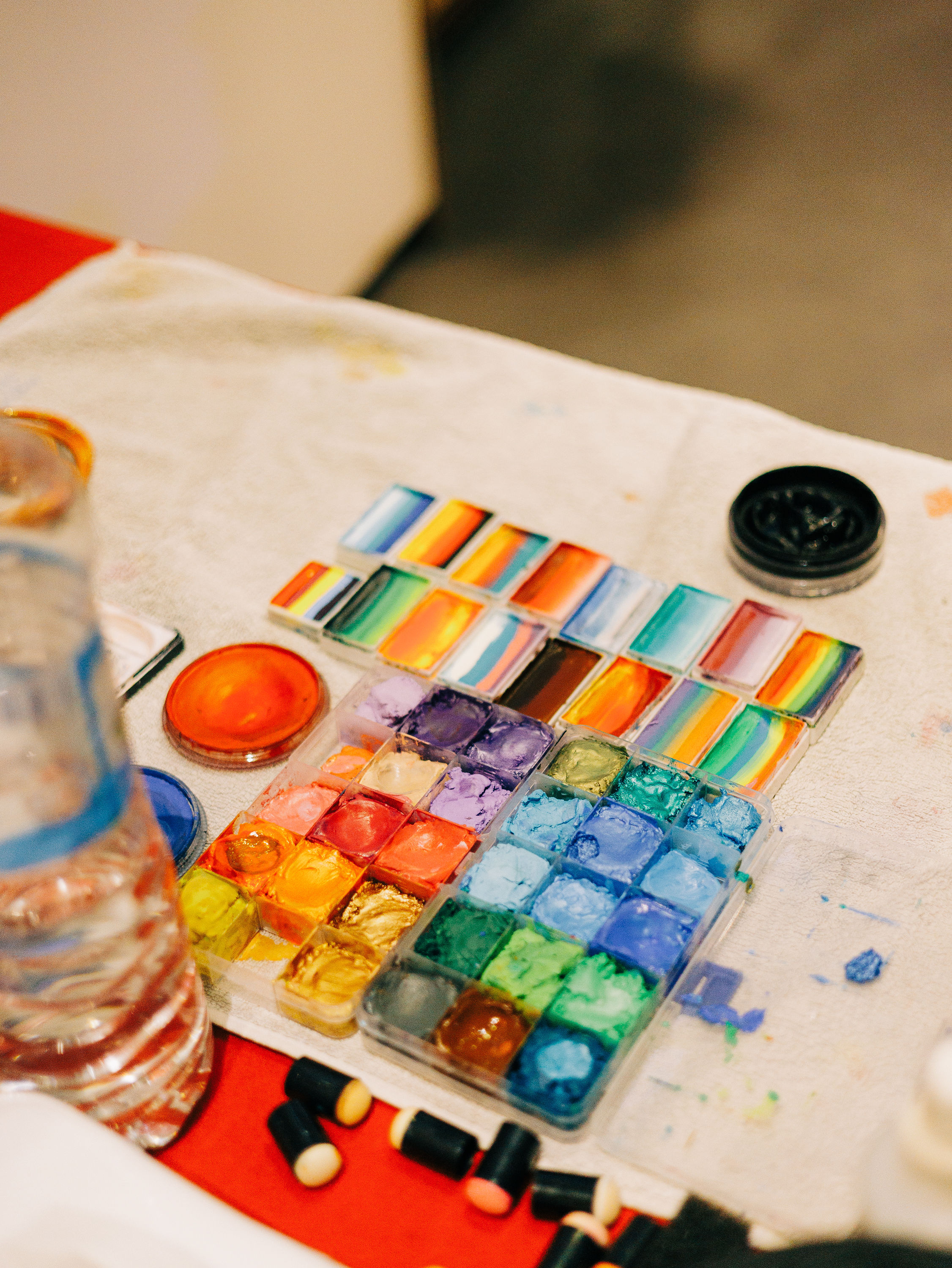 Atelier colorimétrie Bruxelles participantes analysant leur teint sous lumière naturelle salle du Sablon · INNOV'events organisation d'événements