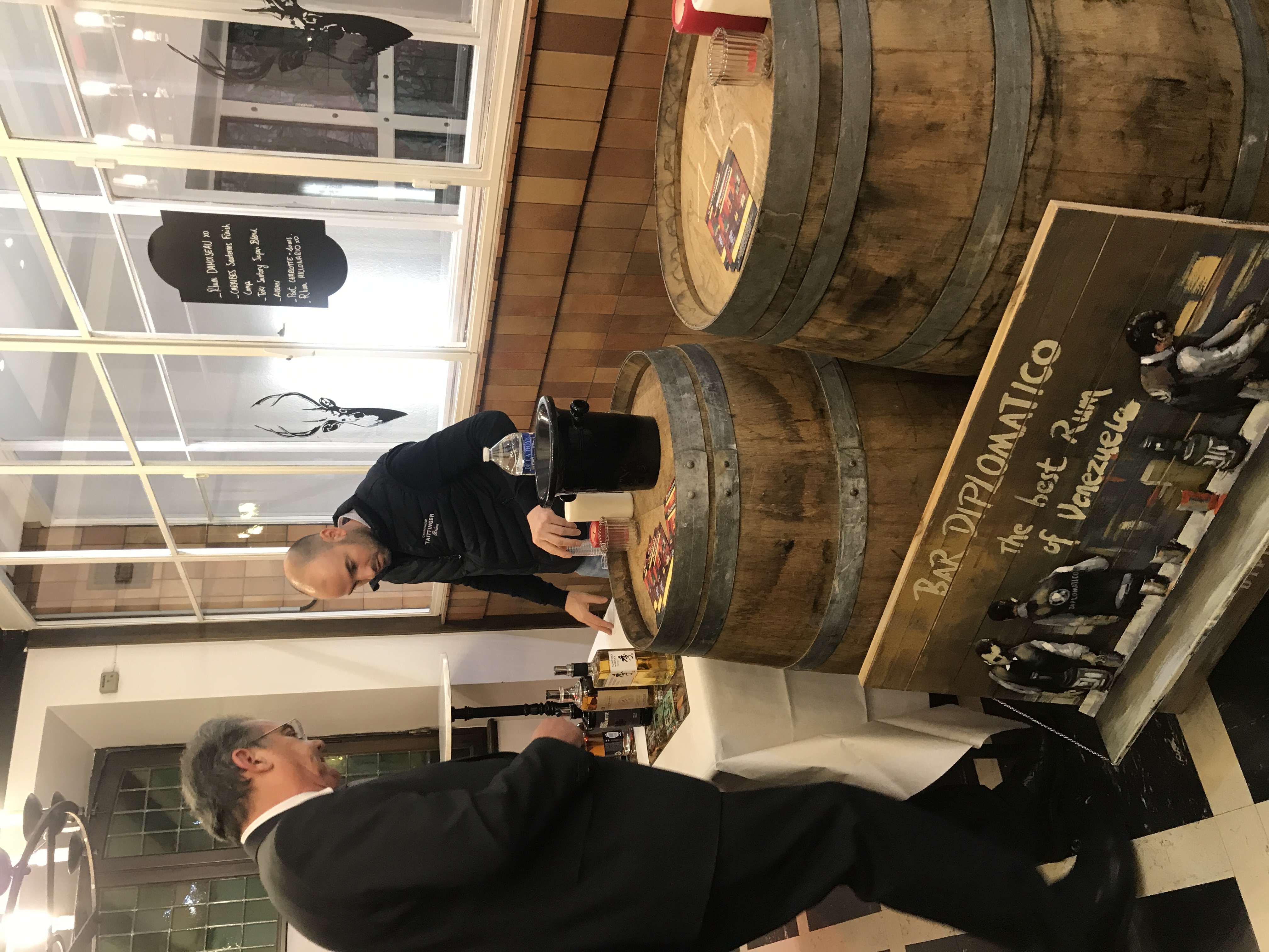 dégustation Liège animateur présentant des bières artisanales à une équipe corporate · INNOV'events