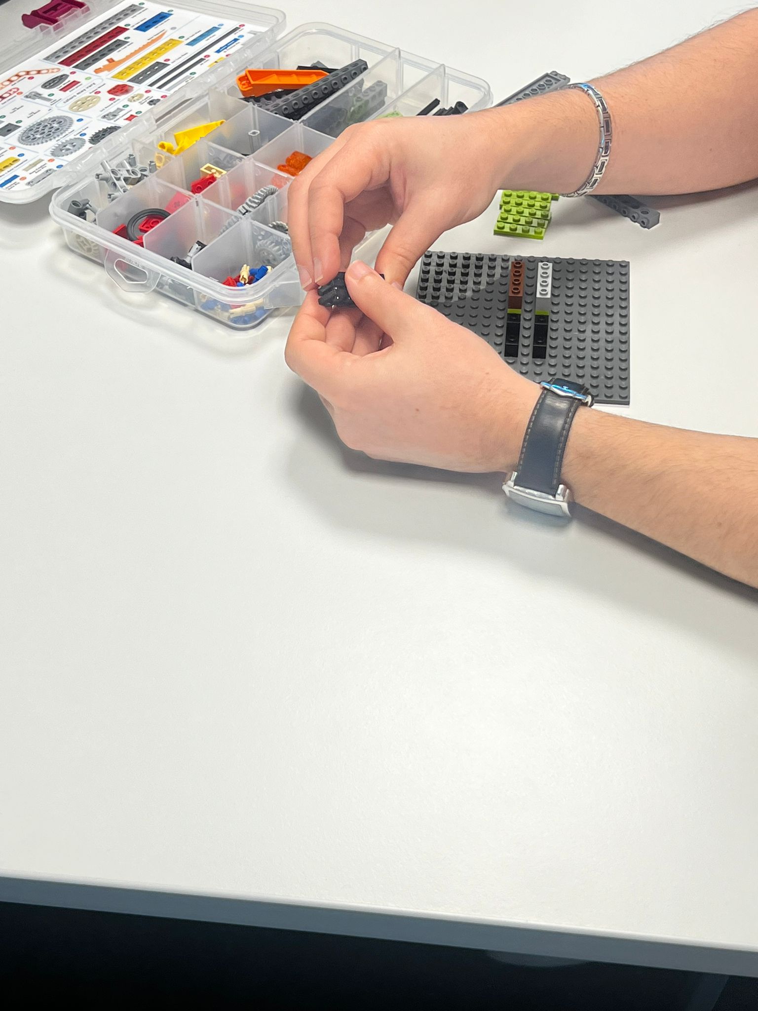 LEGO challenge Antwerpen deelnemers buiten op kaai Eilandje tussen bouwactiviteiten · INNOV'events