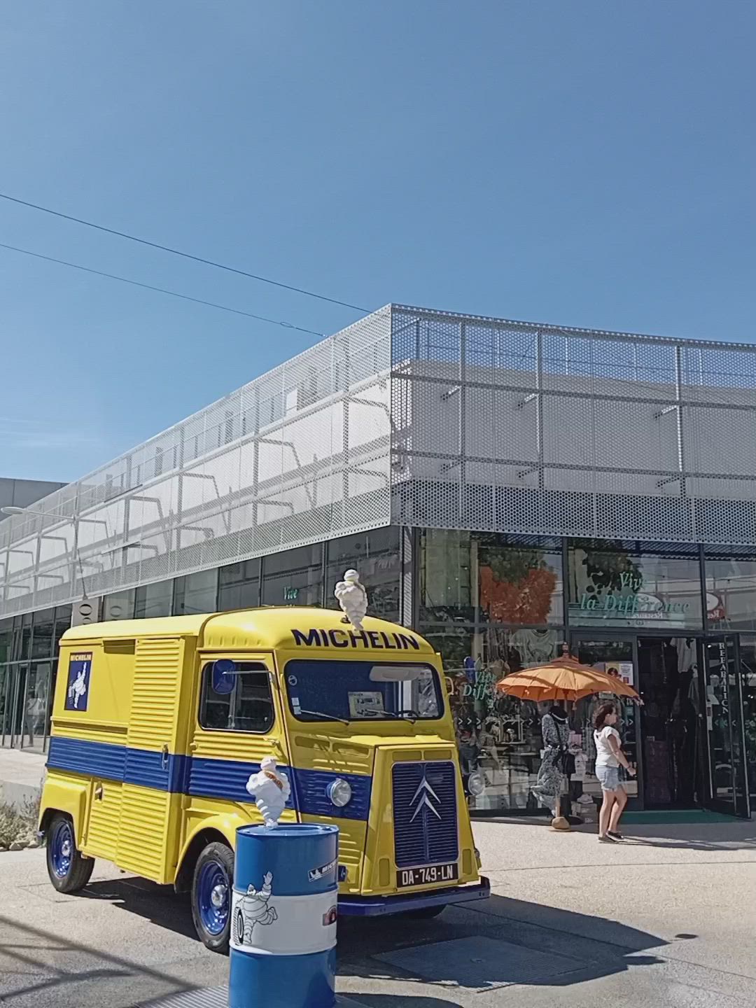 Street marketing Antwerpen Eilandje sampling outdoor · INNOV'events