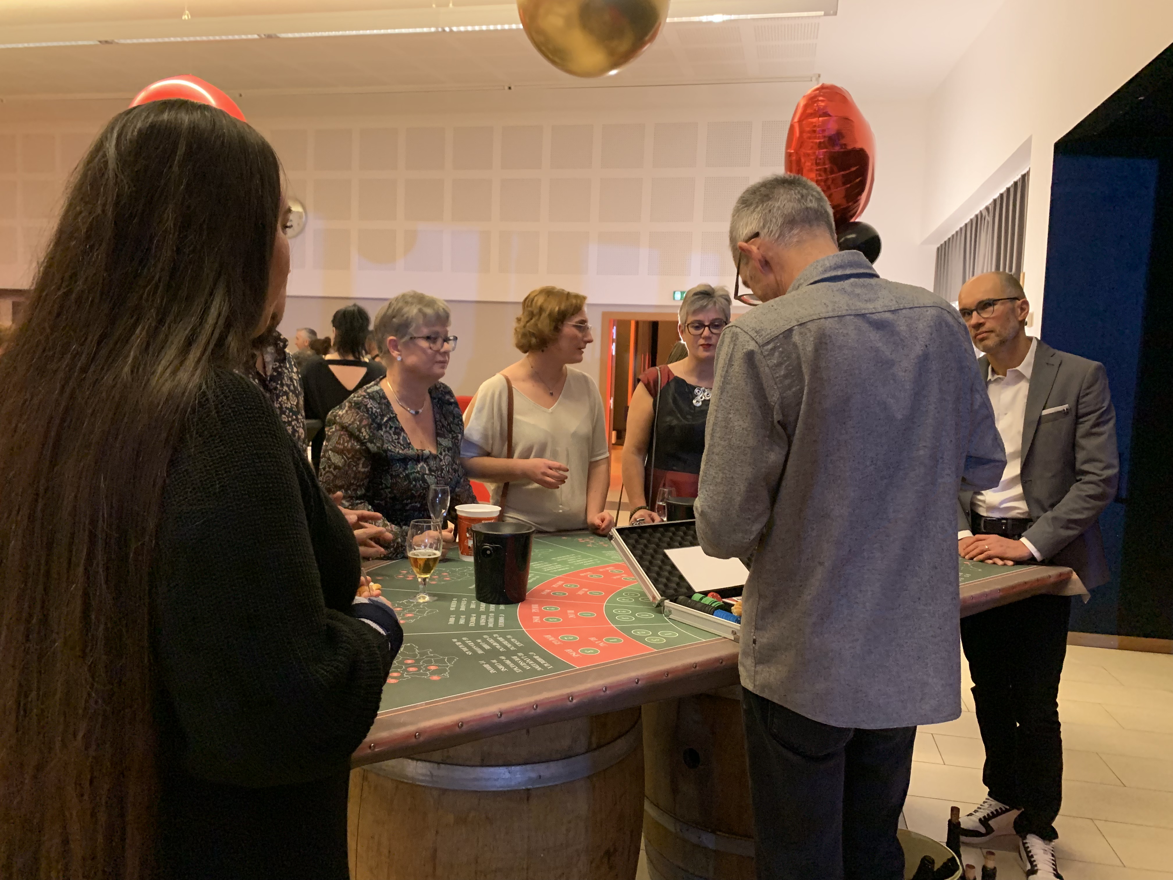 Teamdiner Luik, zaal met zicht op Maas en verlichte kaaien · INNOV'events