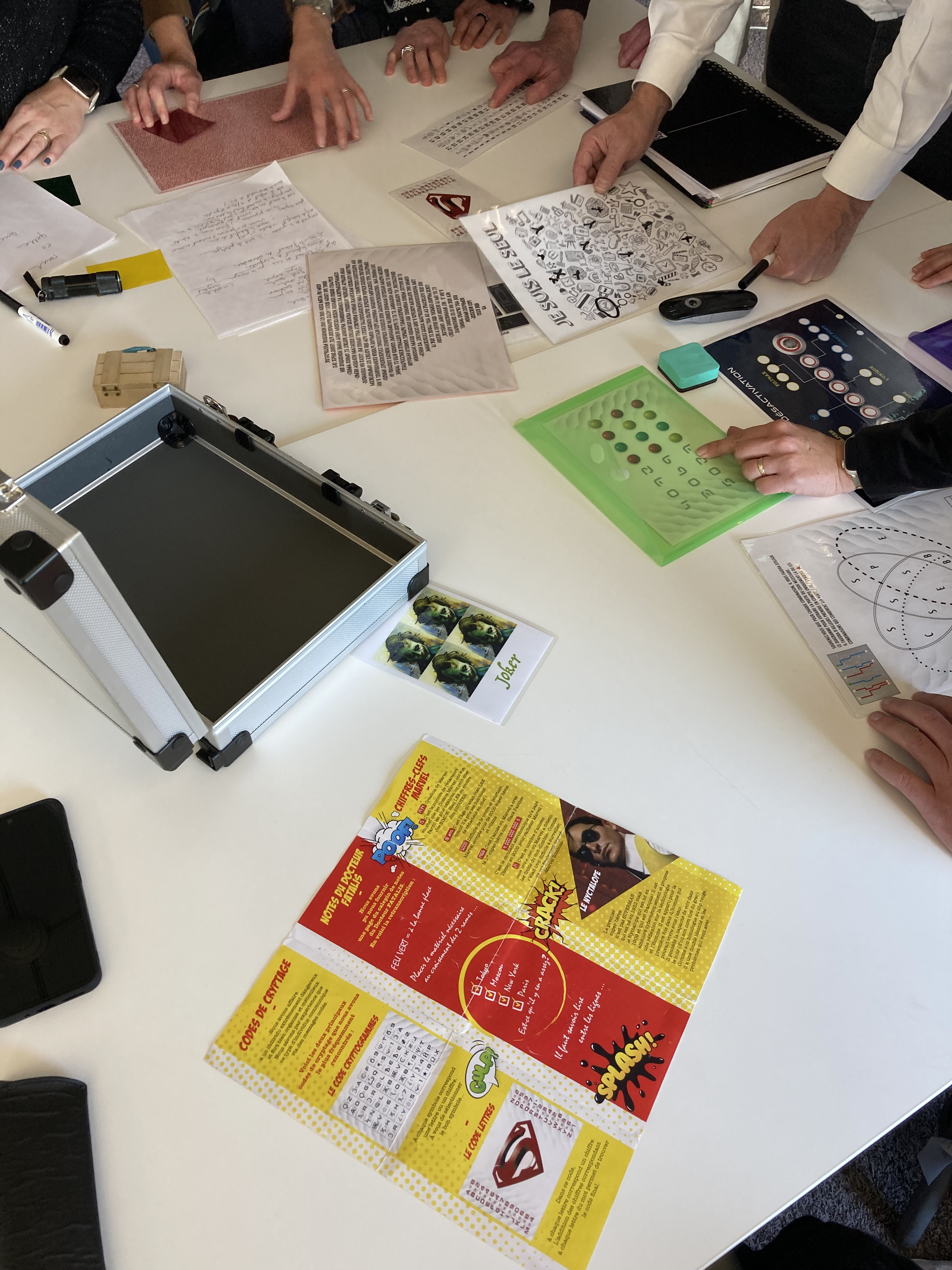 Stadsrally escape game Brussel groep aan checkpoint Grote Markt · INNOV'events