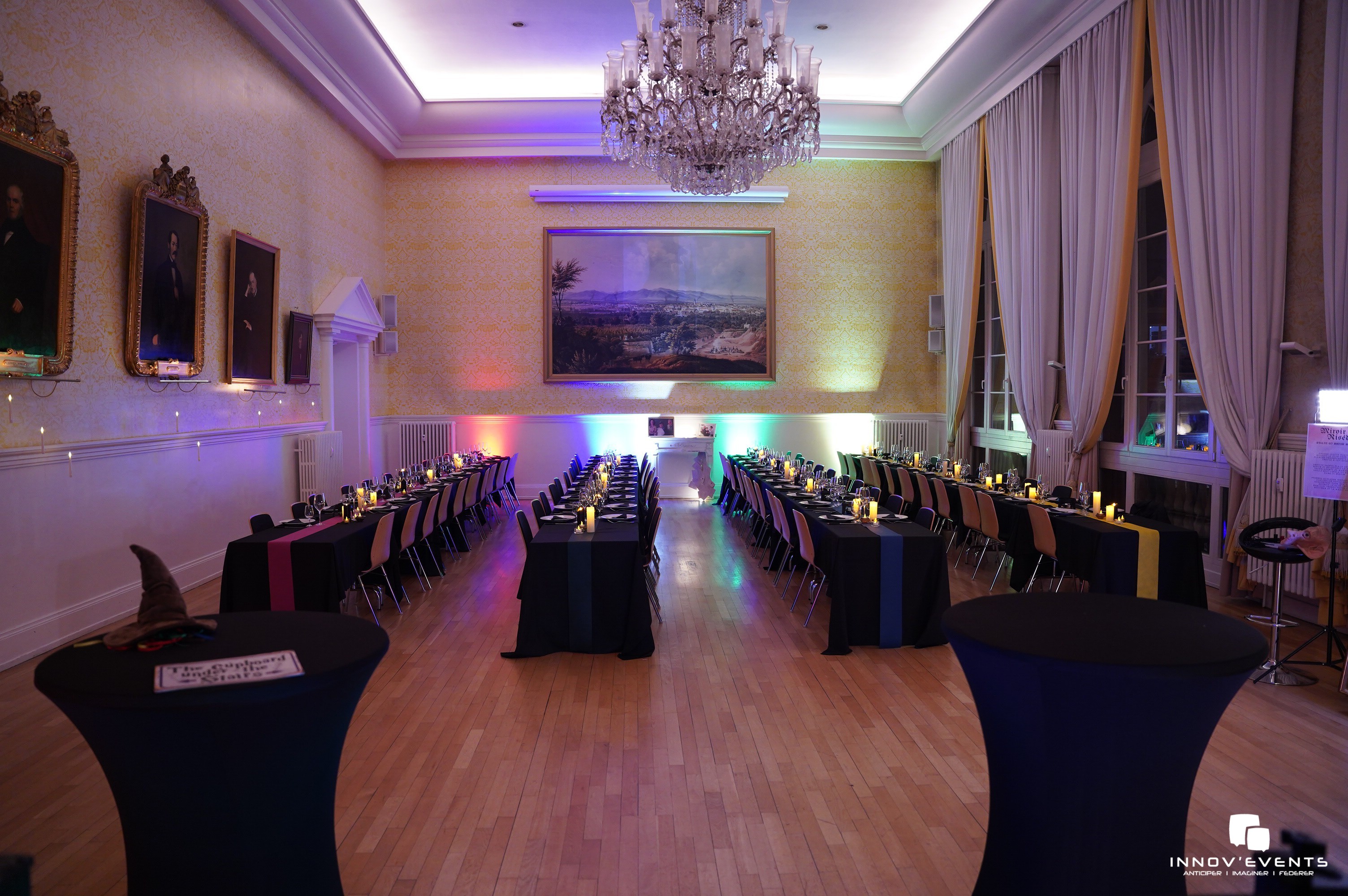 Staff party Brussels · walking dinner guests at food stations in central Brussels · INNOV'events