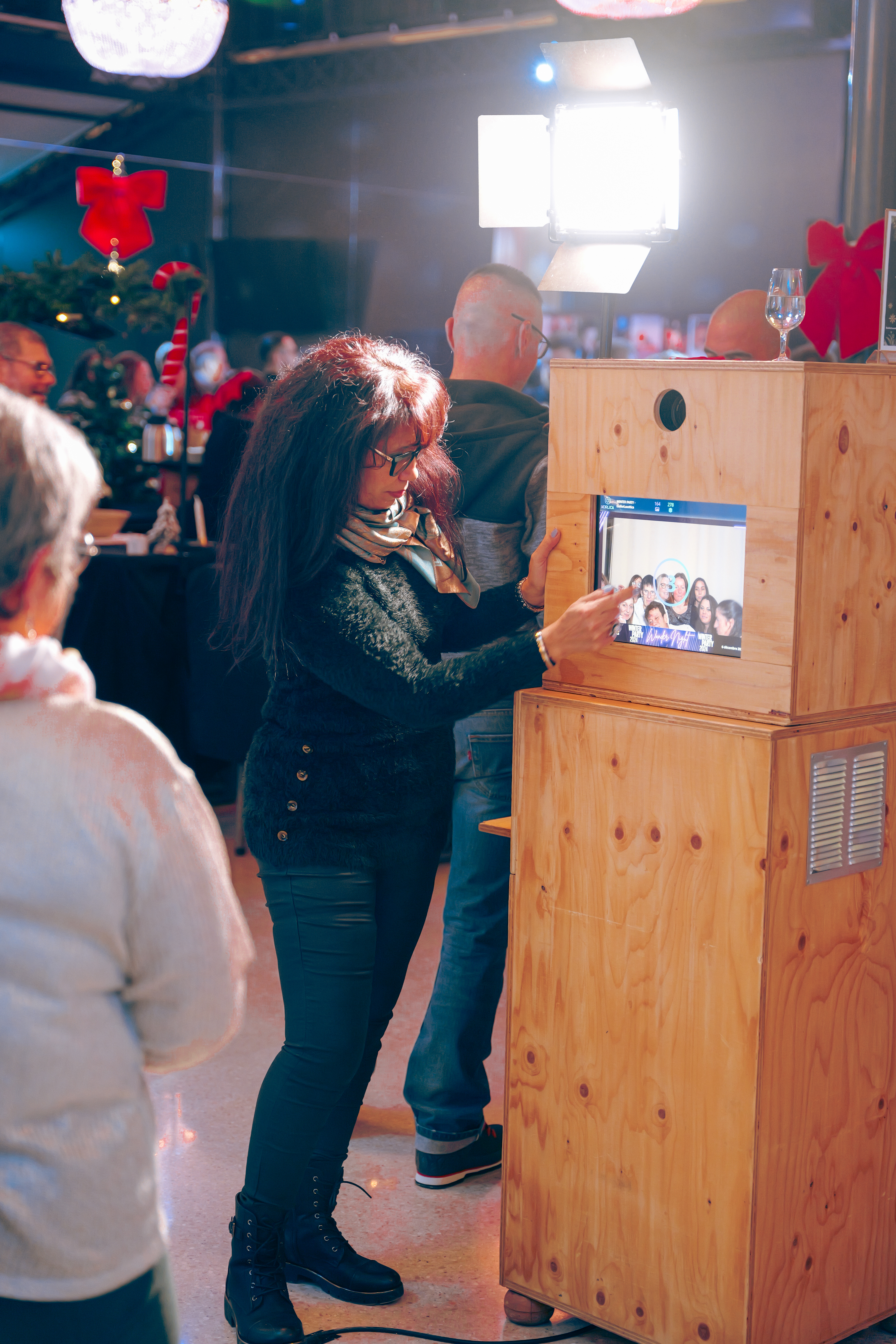Fête du personnel Bruxelles salle décorée équipes en cercle Autoworld · INNOV'events