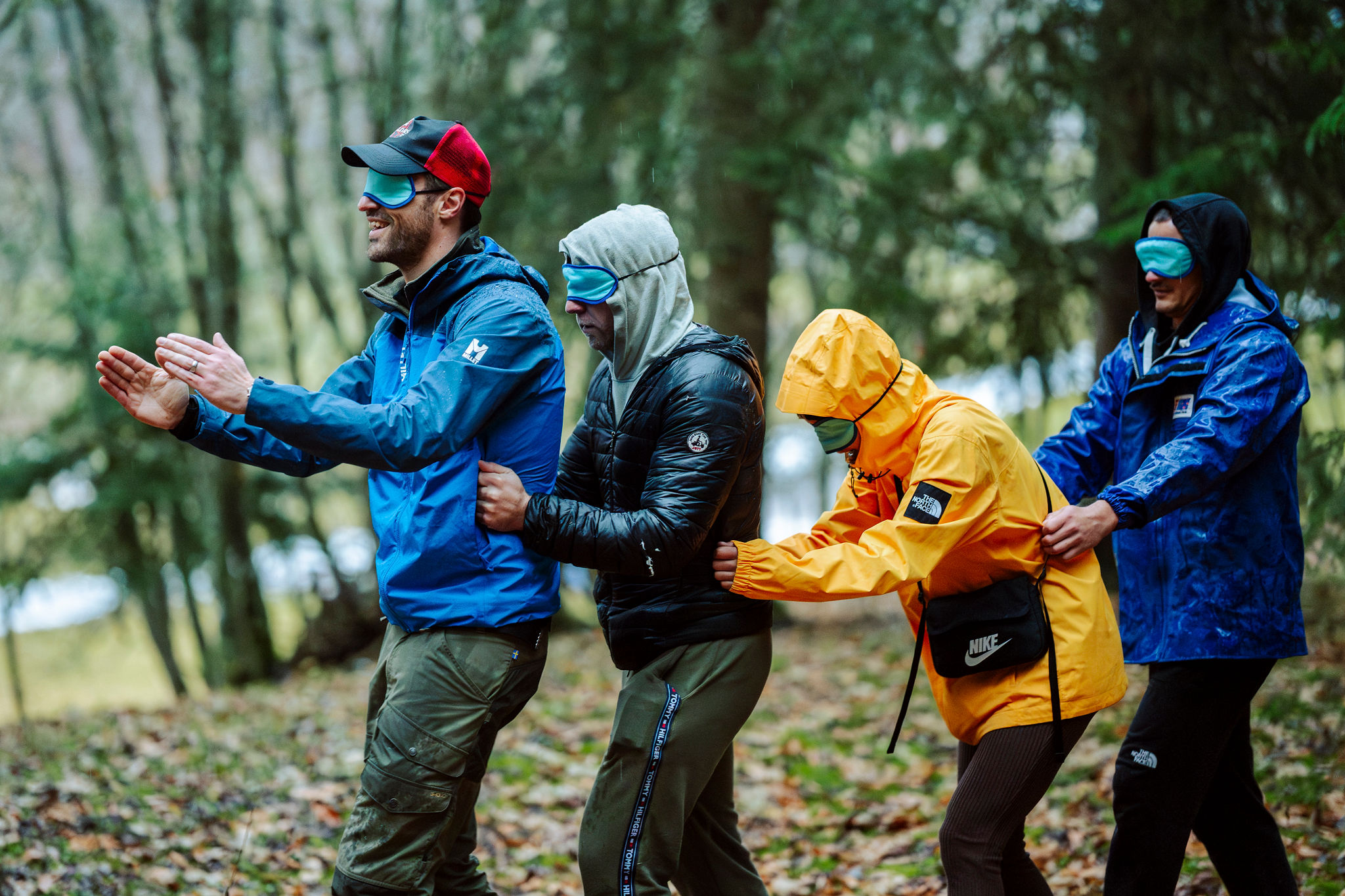 Teambuilding Antwerpen culinaire workshop groep rond grote tafel loft · INNOV'events