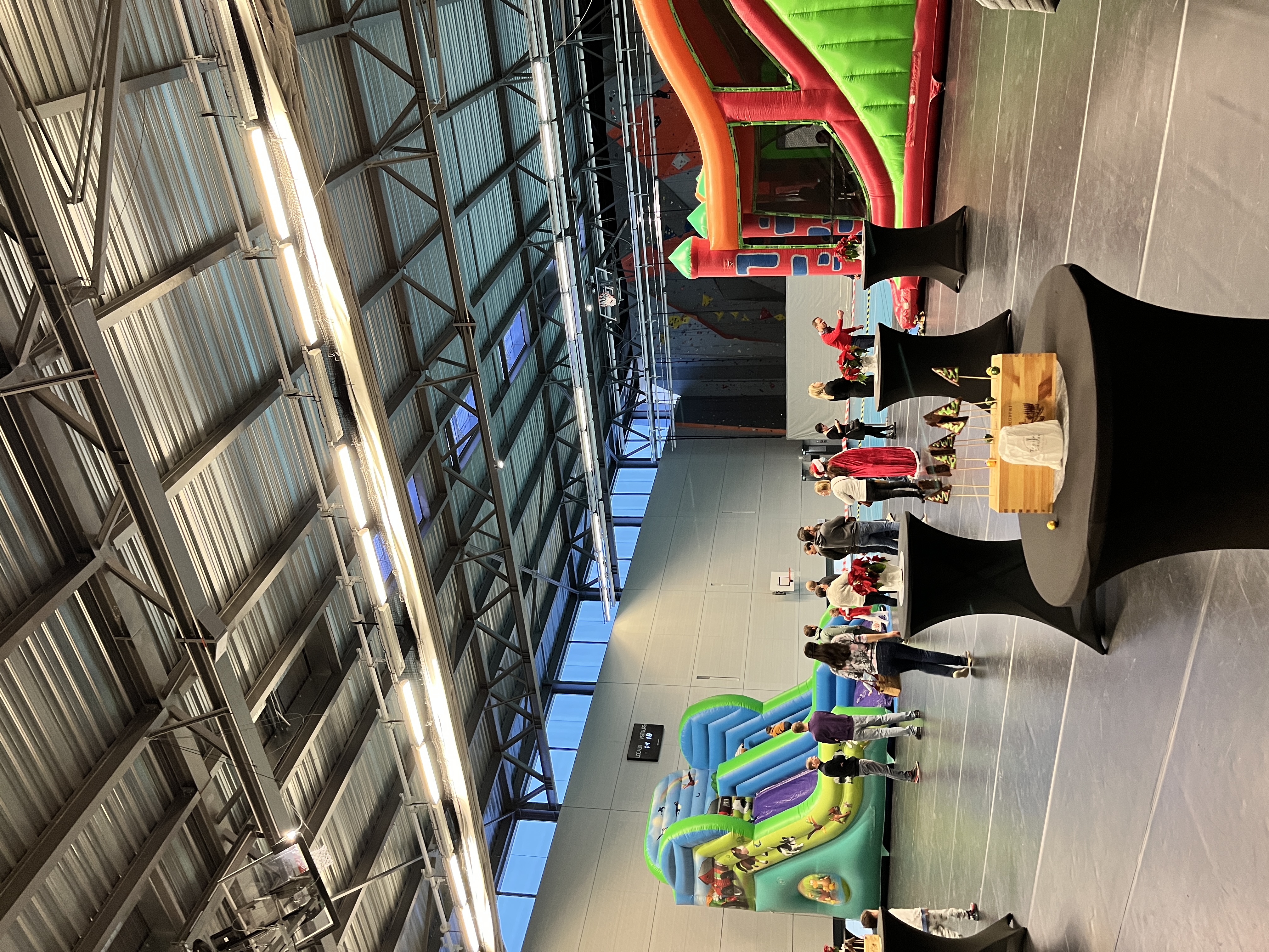 Atelier créatif enfants Liège salle polyvalente couleurs matériaux · INNOV'events organisation d'événements