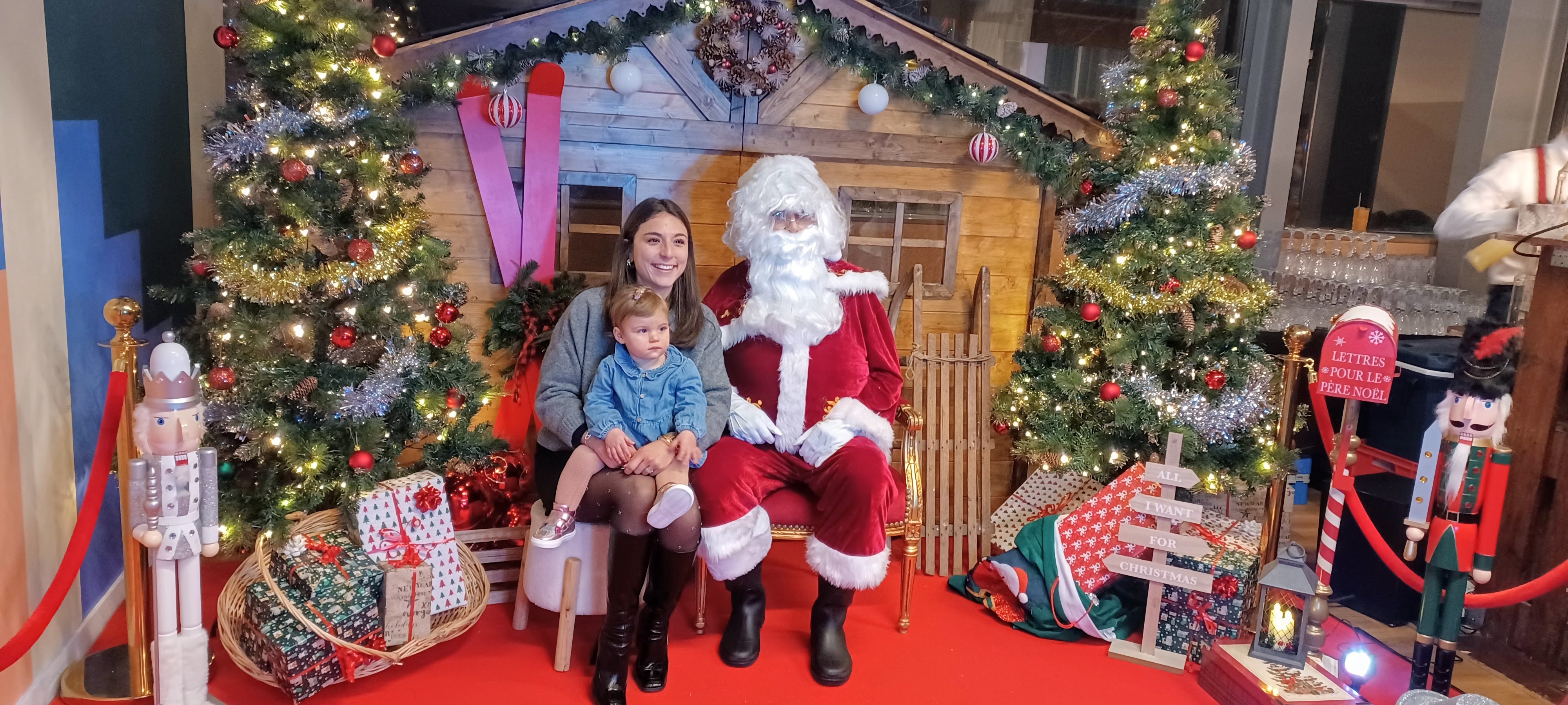 Gemengd kerstfeest Brussel families medewerkers Kerstman animatie · INNOV'events