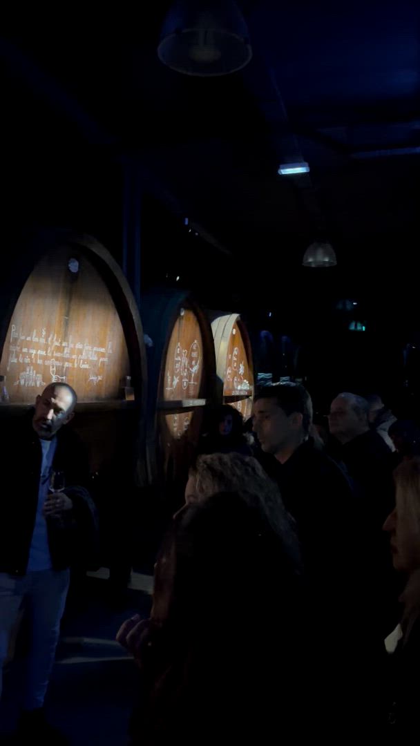 Culinaire koppeling wijnproeverij Brussel, bord en glas op tafel bij avond · INNOV'events