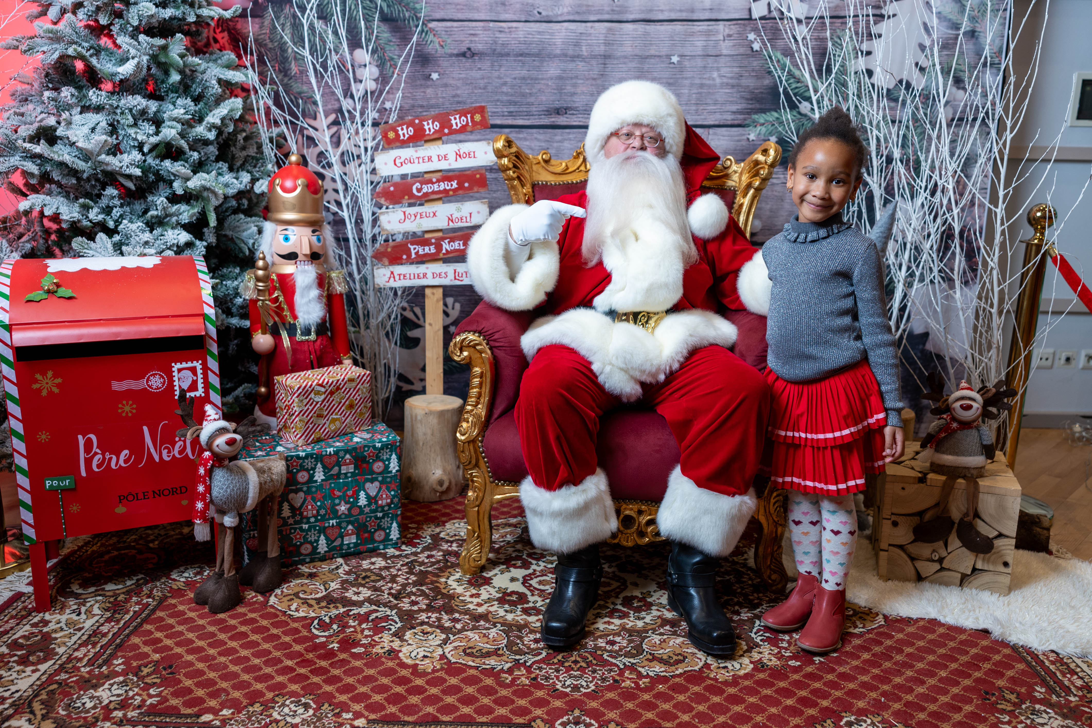 Père Noël entreprise Anvers salle décorée et tables dressées pour familles · INNOV'events