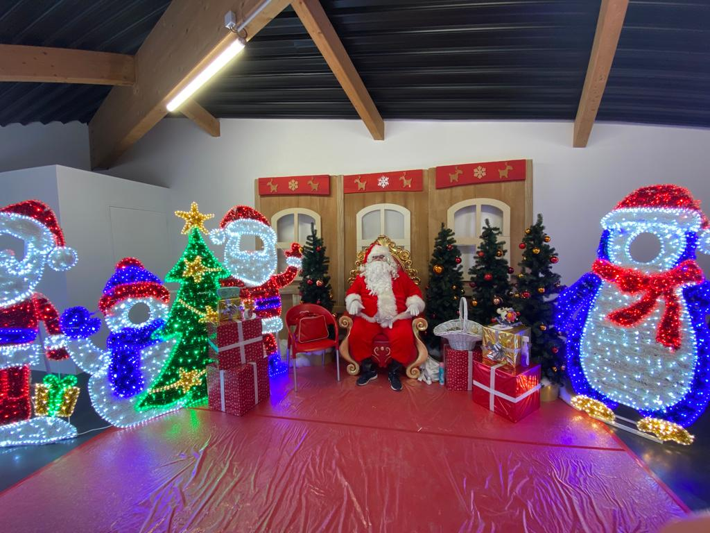 Père Noël entreprise Liège goûter enfants salle décorée · INNOV'events organisation d'événements
