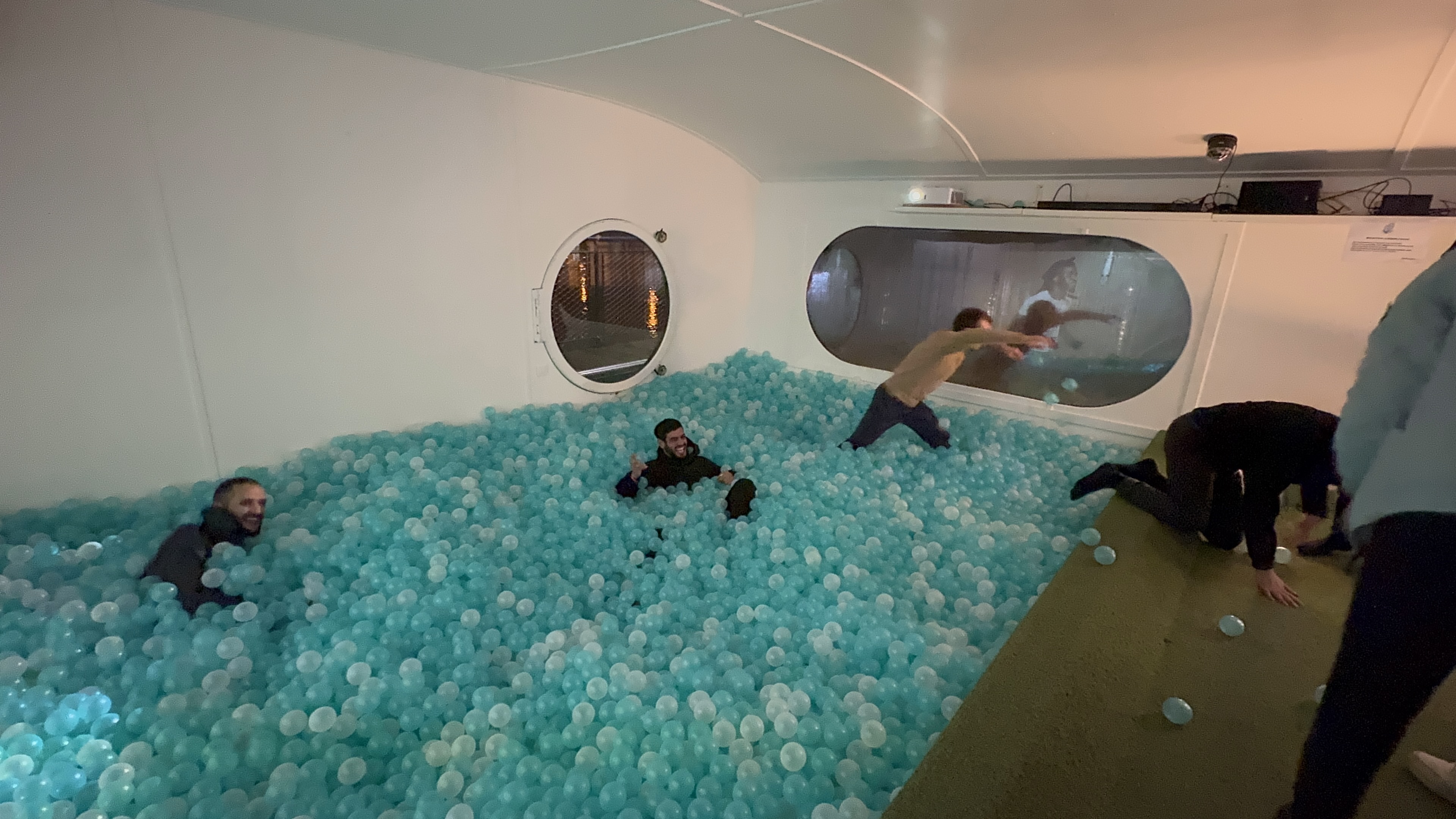 Piscine à balles Anvers installation colorée hall portuaire réhabilité · INNOV'events