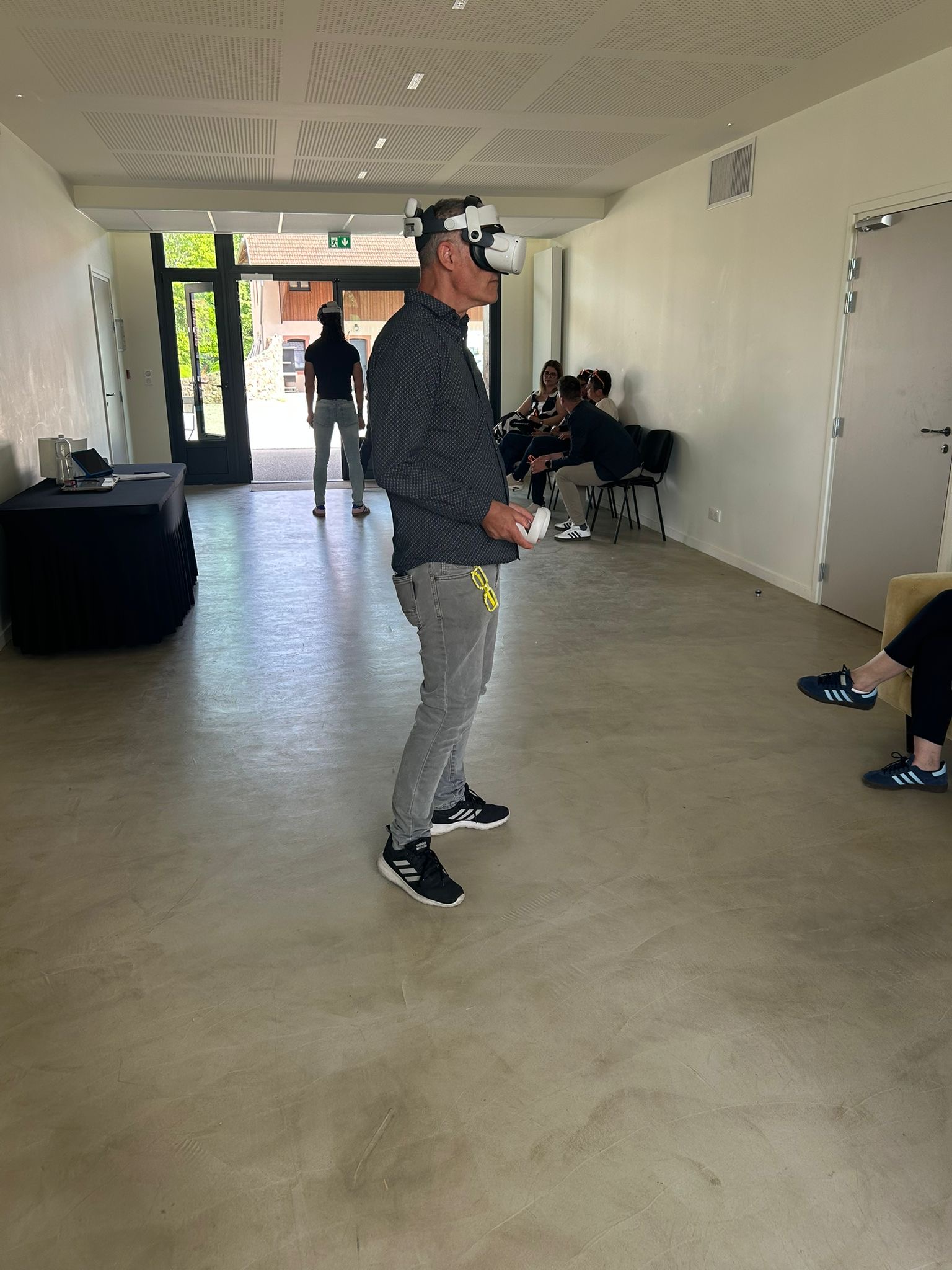 Virtual Reality bedrijfsevenement Luik met Maas op achtergrond en deelnemers op terras · INNOV'events