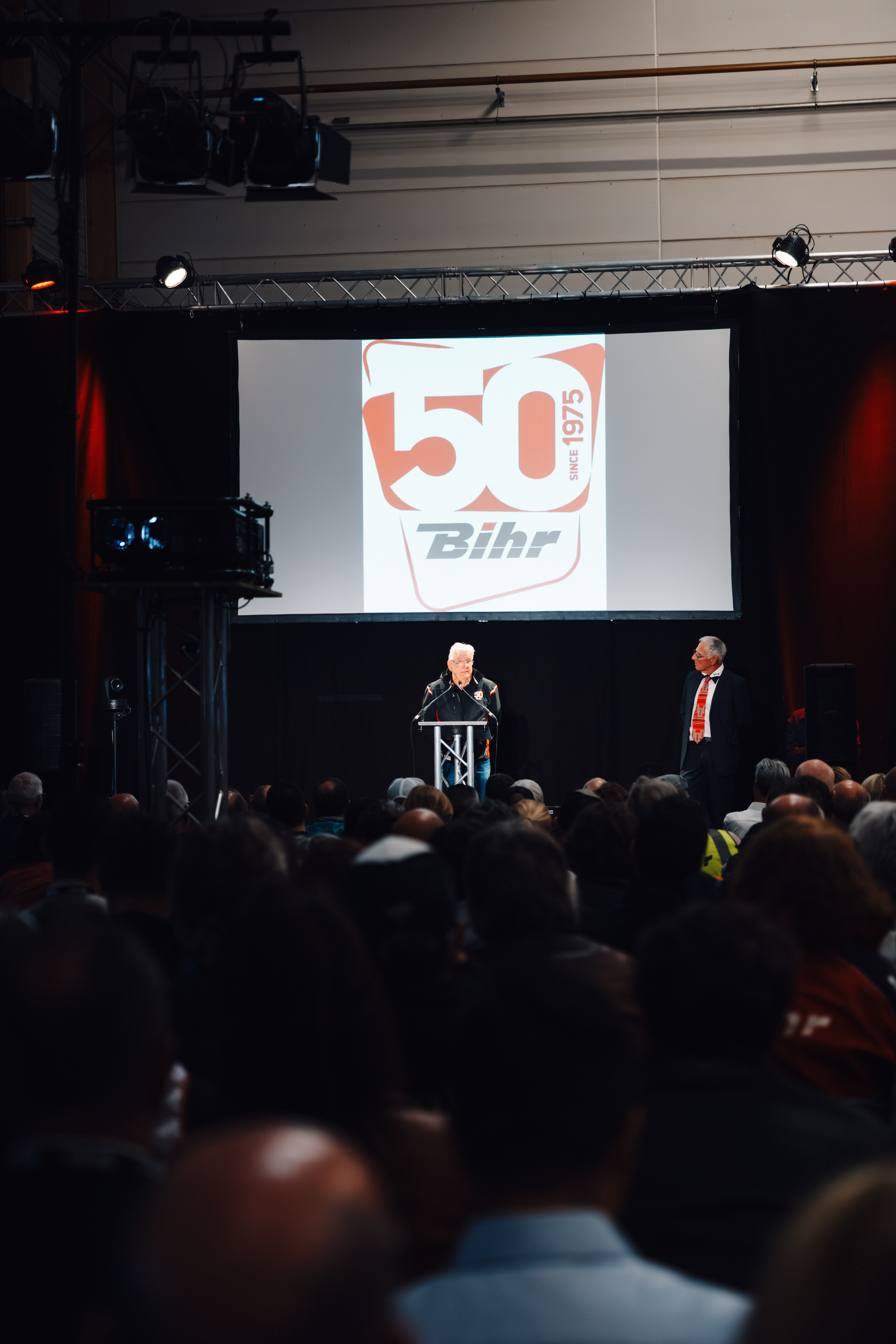 Galadiner bedrijfsjubileum Antwerpen, gedekte tafels in verlichte eventzaal · INNOV'events