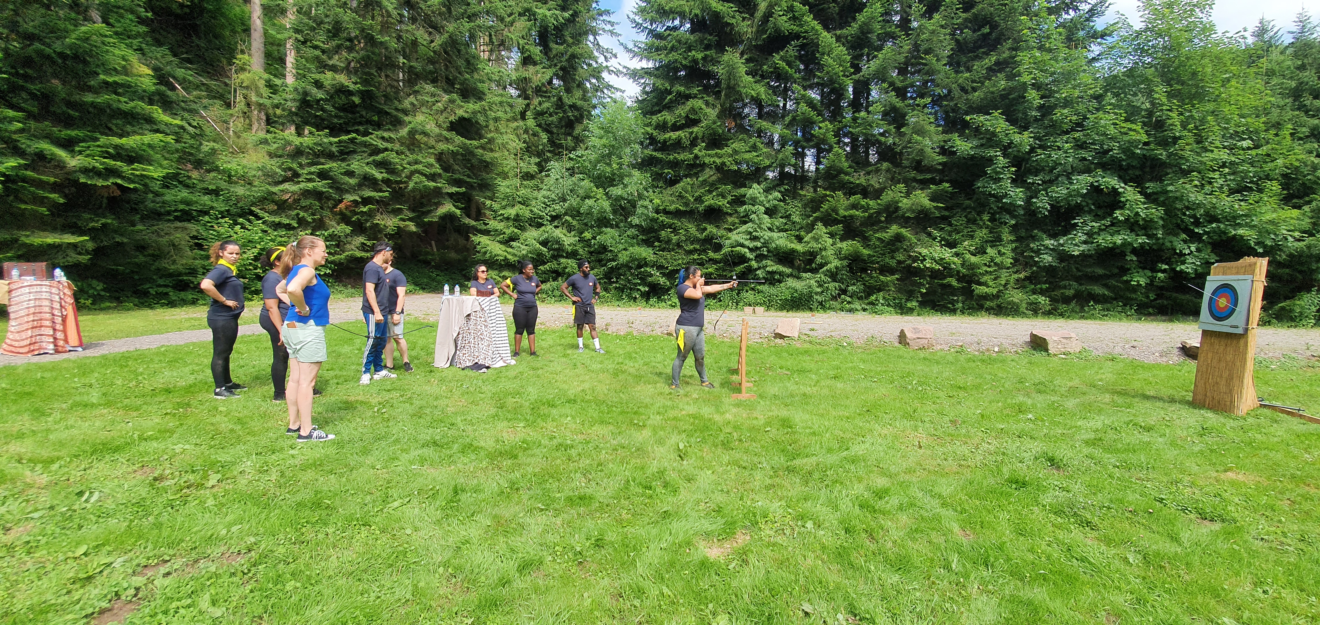 Session tir à l'arc corporate Anvers instructeur encadrant groupe sur terrain gazonné · INNOV'events