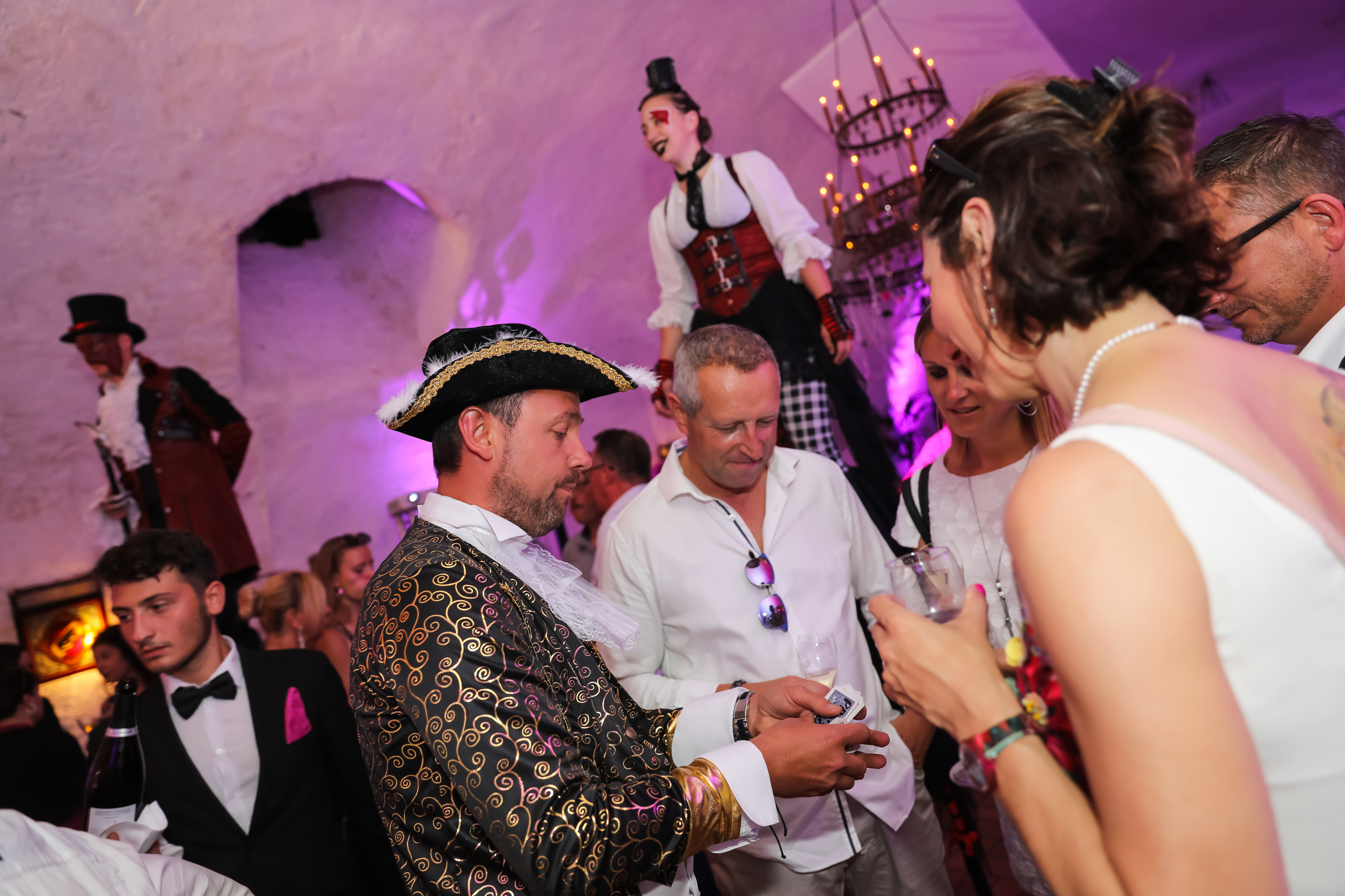 Stille animatie cocktailreceptie Luik La Boverie buitenruimte · INNOV'events