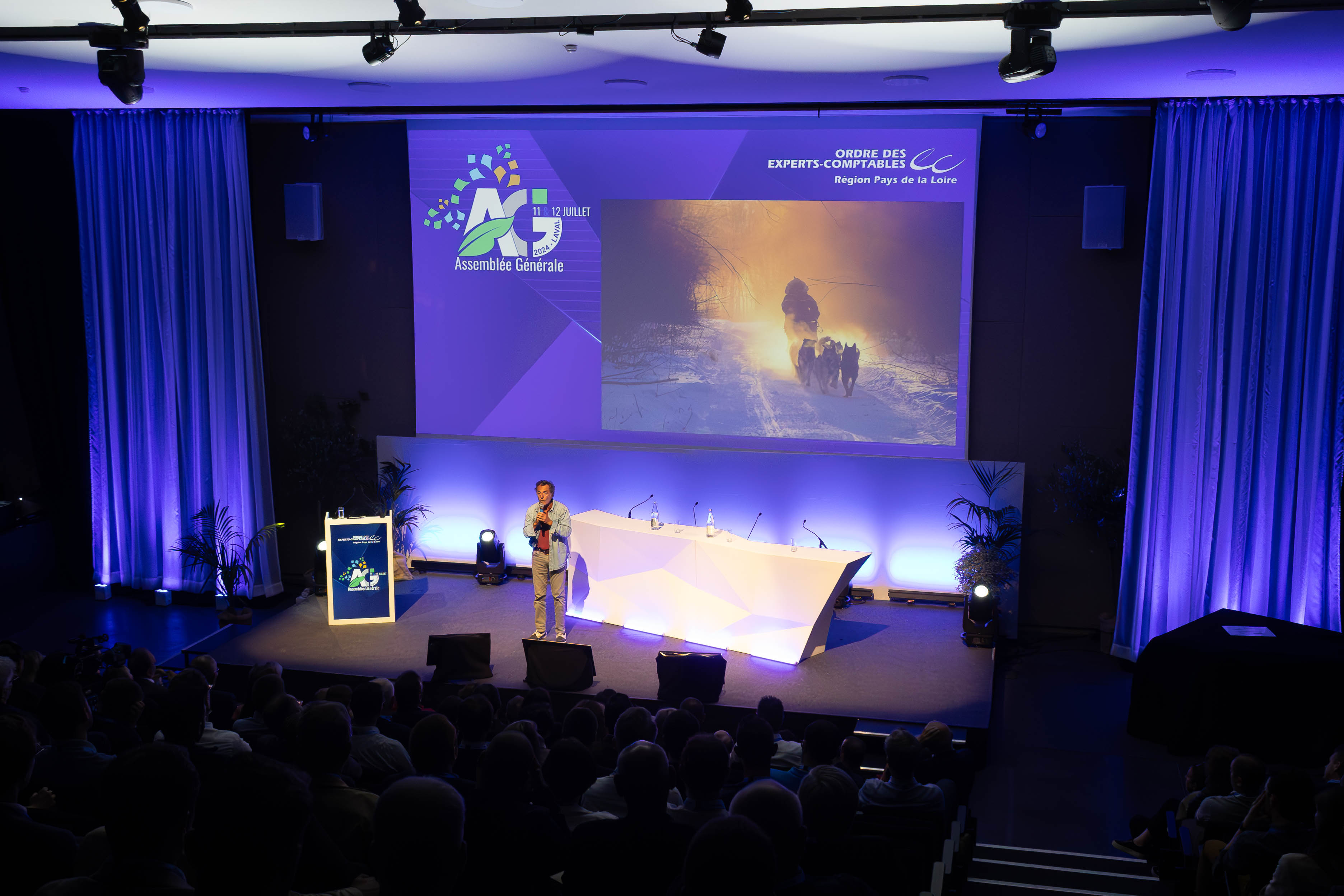 Hybride vergaderzaal Antwerpen scherm en publiek bedrijfsevenement · INNOV'events