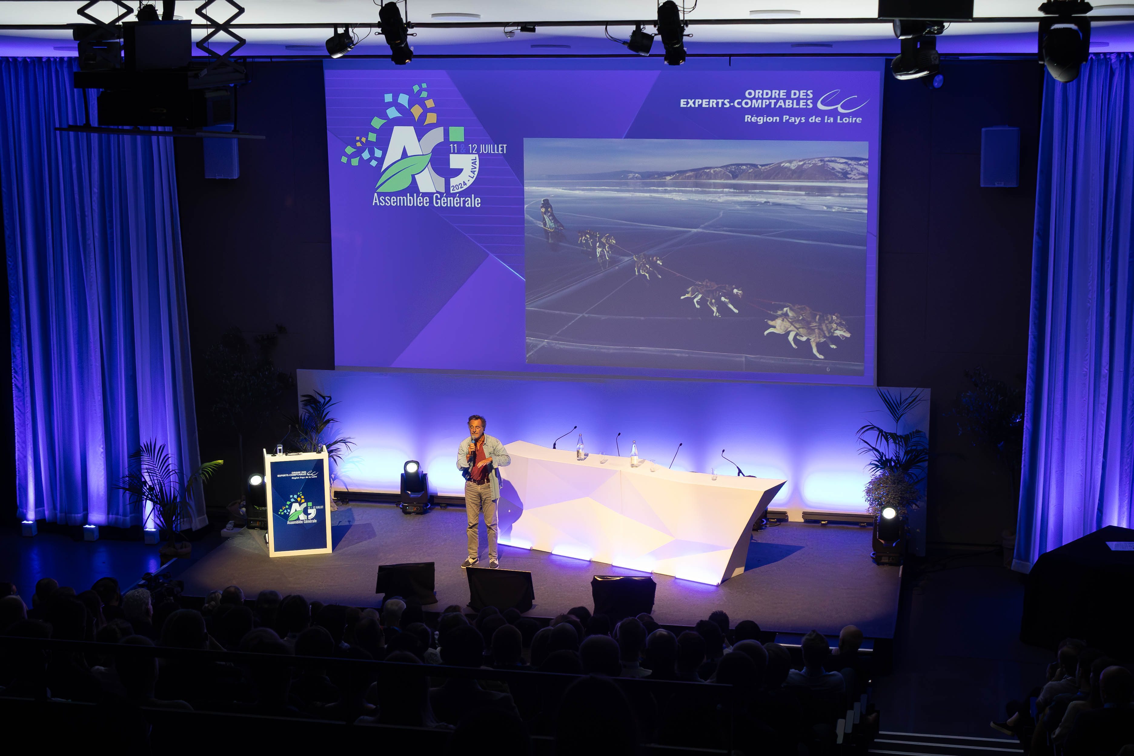 Delegate networking Liege historic city centre congress foyer · INNOV'events