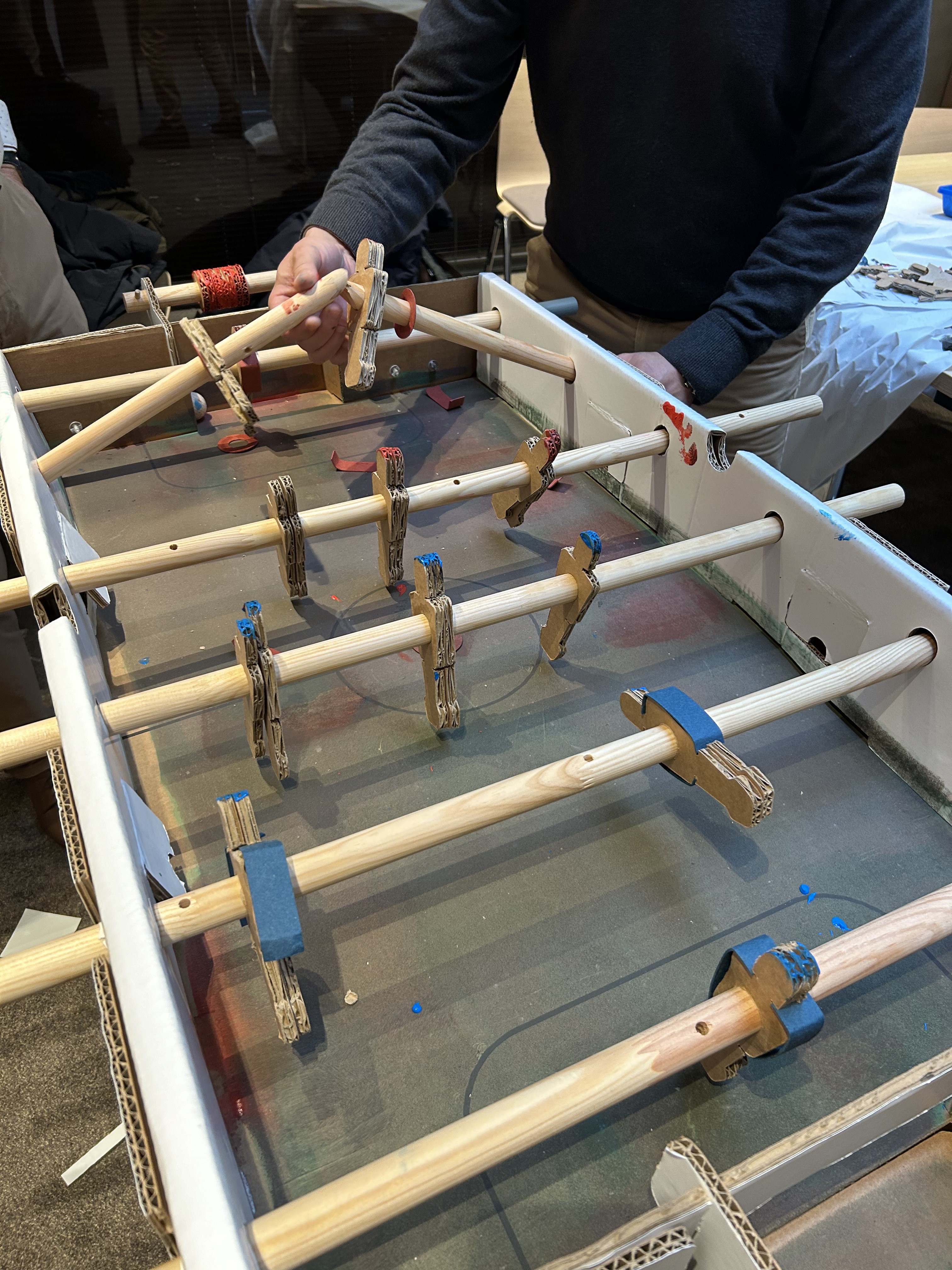 Workshop teambuilding Antwerpen afgewerkte babyfoottafel op de Antwerpse kaaien · INNOV'events