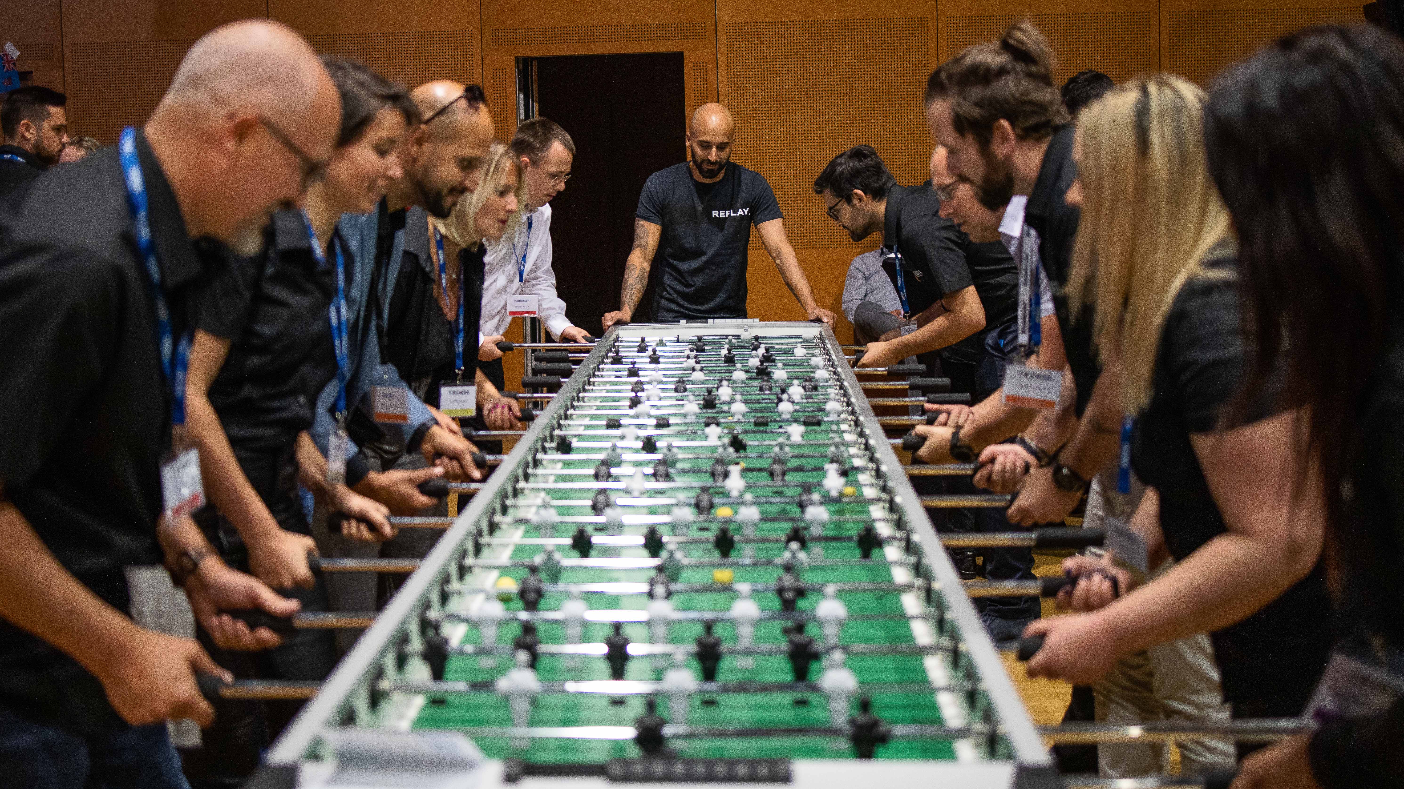 Création de baby-foot Liège peinture des figurines corporate en groupe · INNOV'events