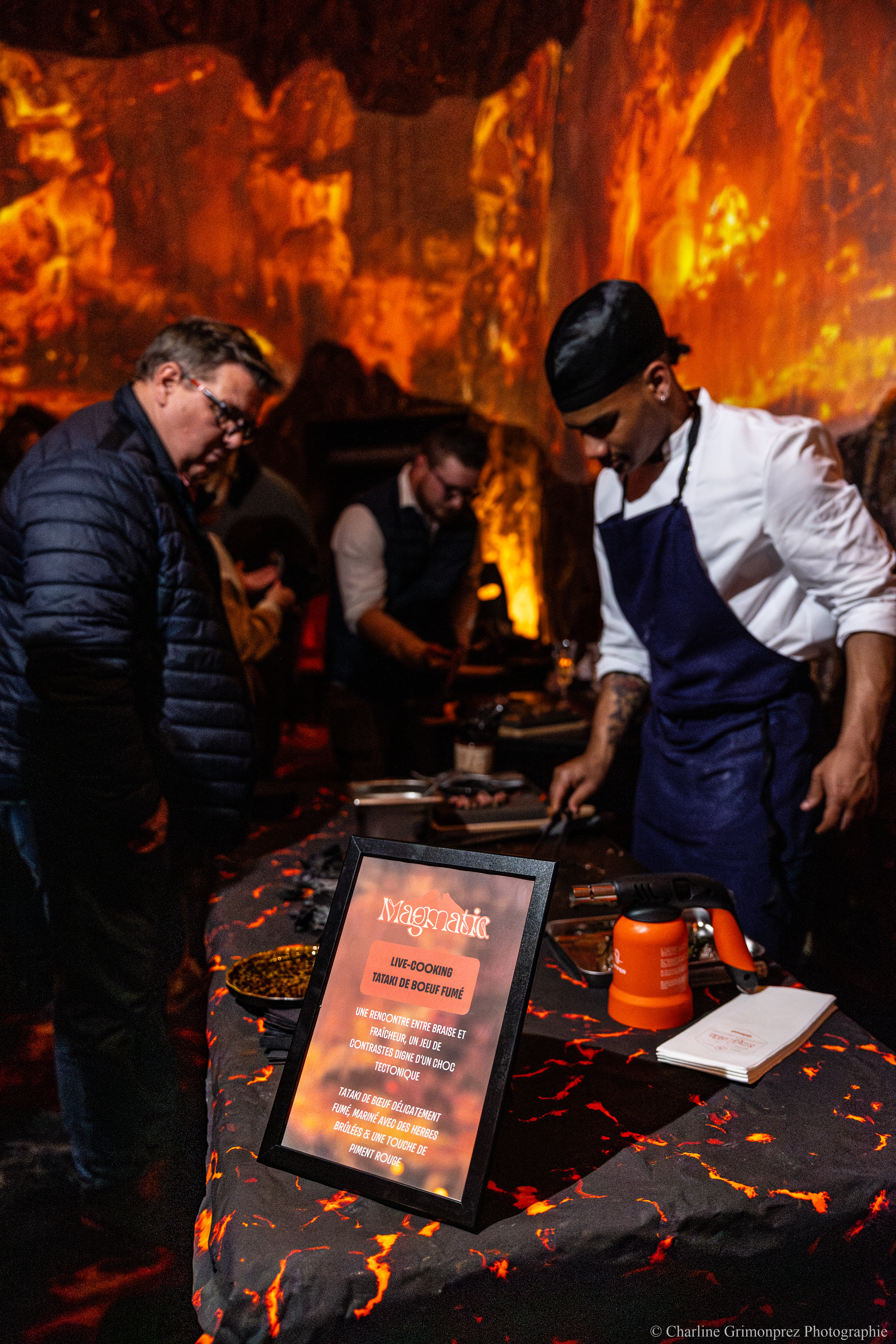 Kookworkshop bedrijf Luik, deelnemers rond een werkblad op de Féronstrée · INNOV'events