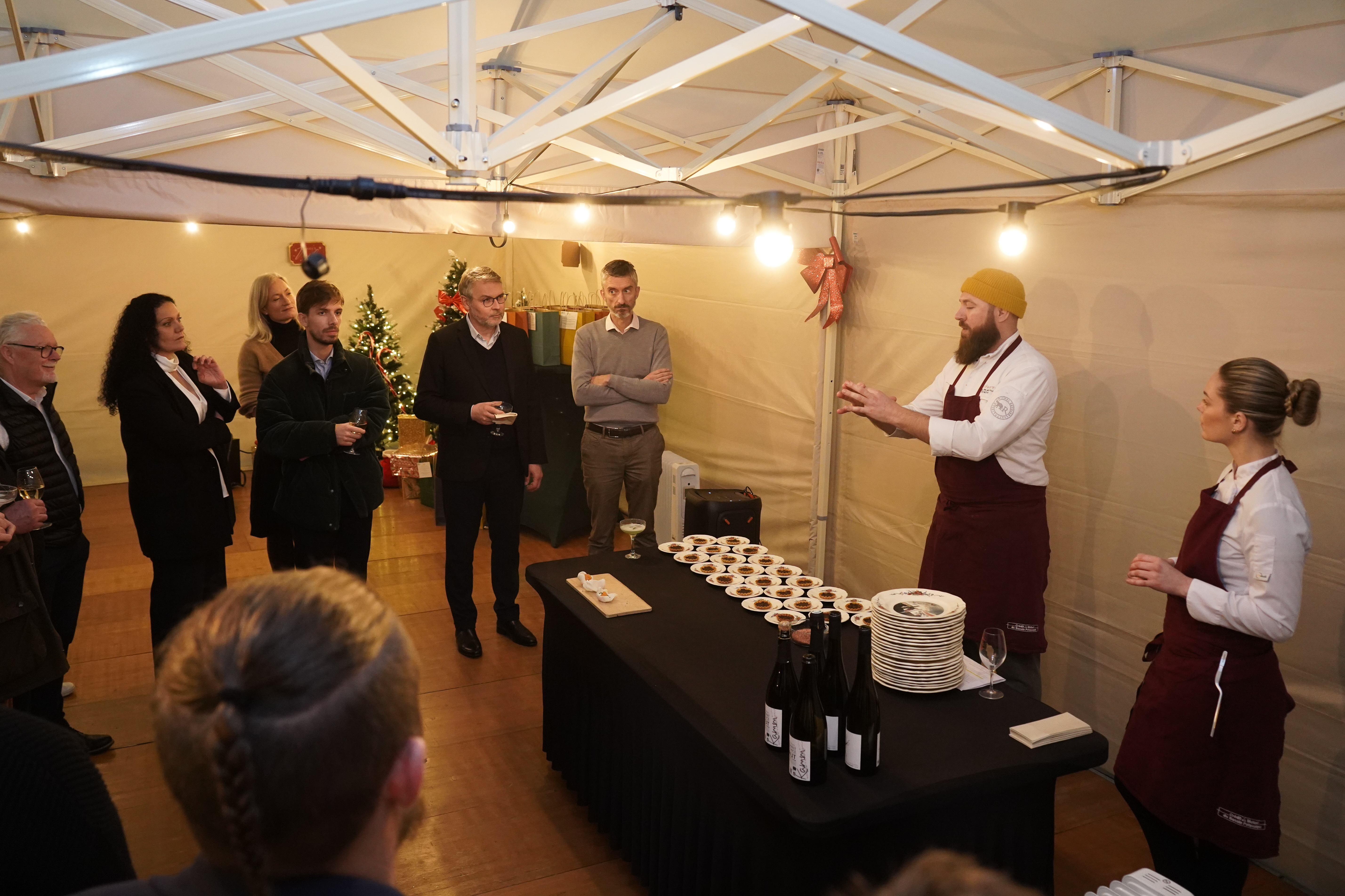 Atelier œnologie corporate Liège cave voûtée éclairée aux bougies · INNOV'events organisation d'événements