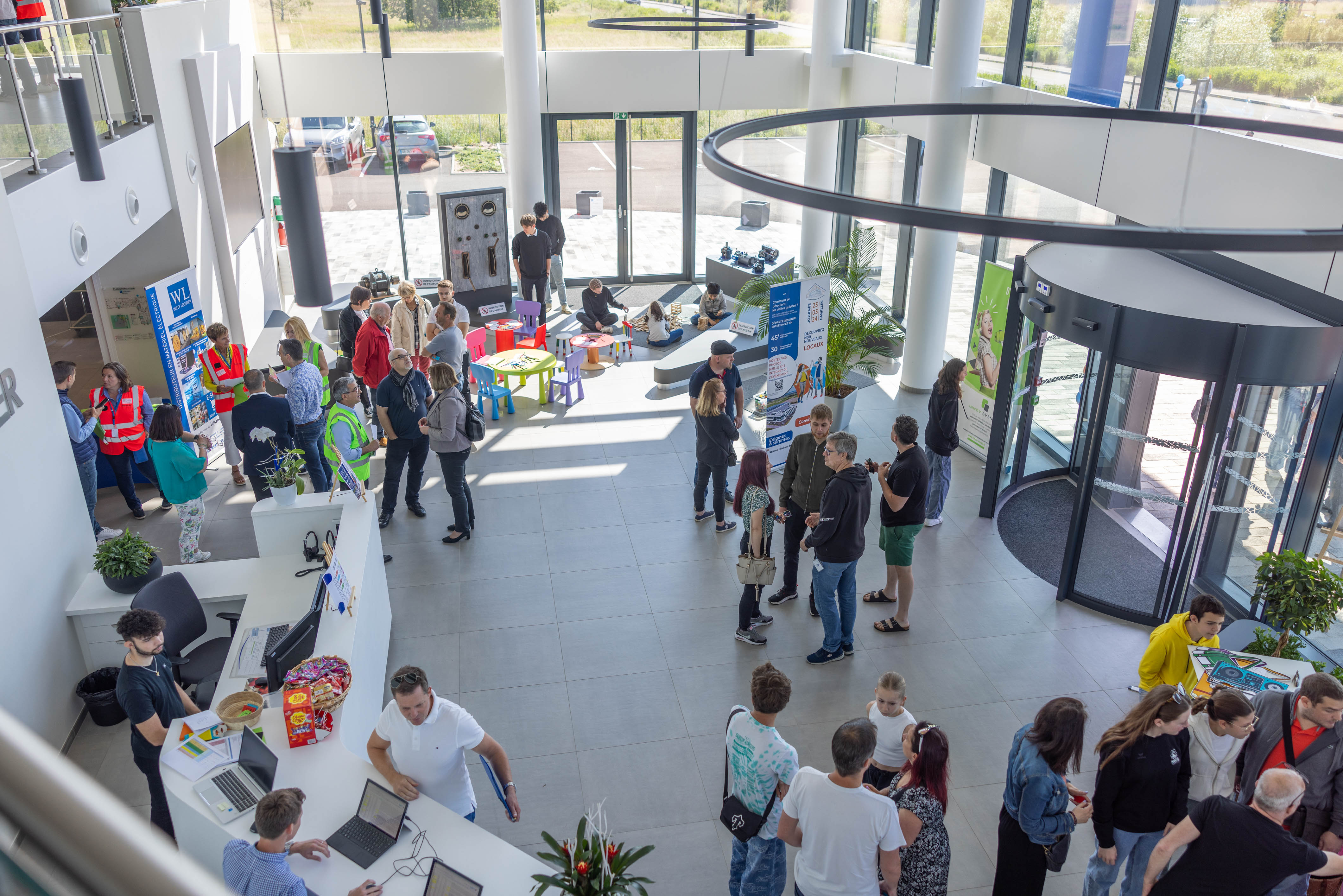 Eventhostess Brussel registratie check-in deelnemers badge-desk · INNOV'events
