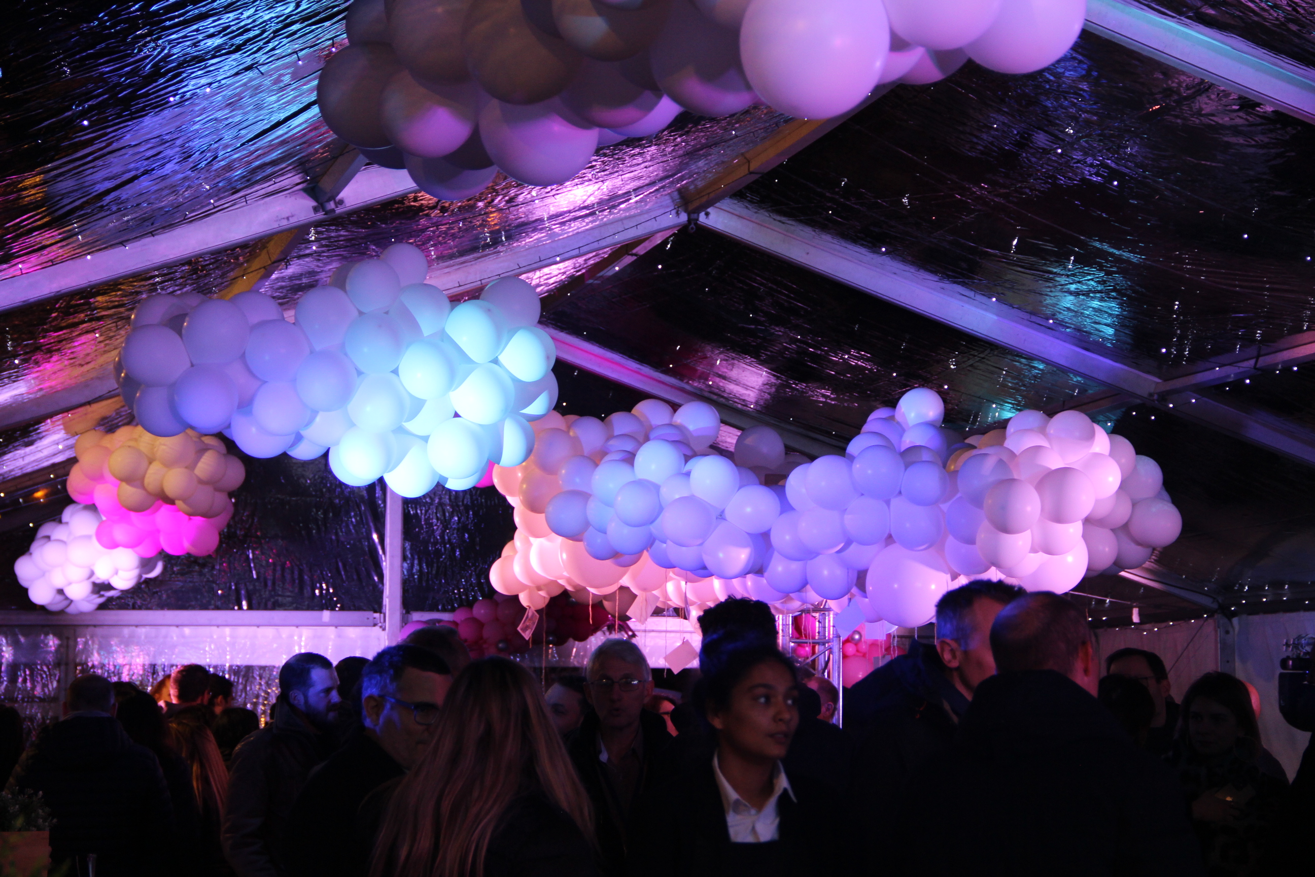 Ballonnenbad deelnemers Luik binnenzaal met kleurrijke ballonnen · INNOV'events