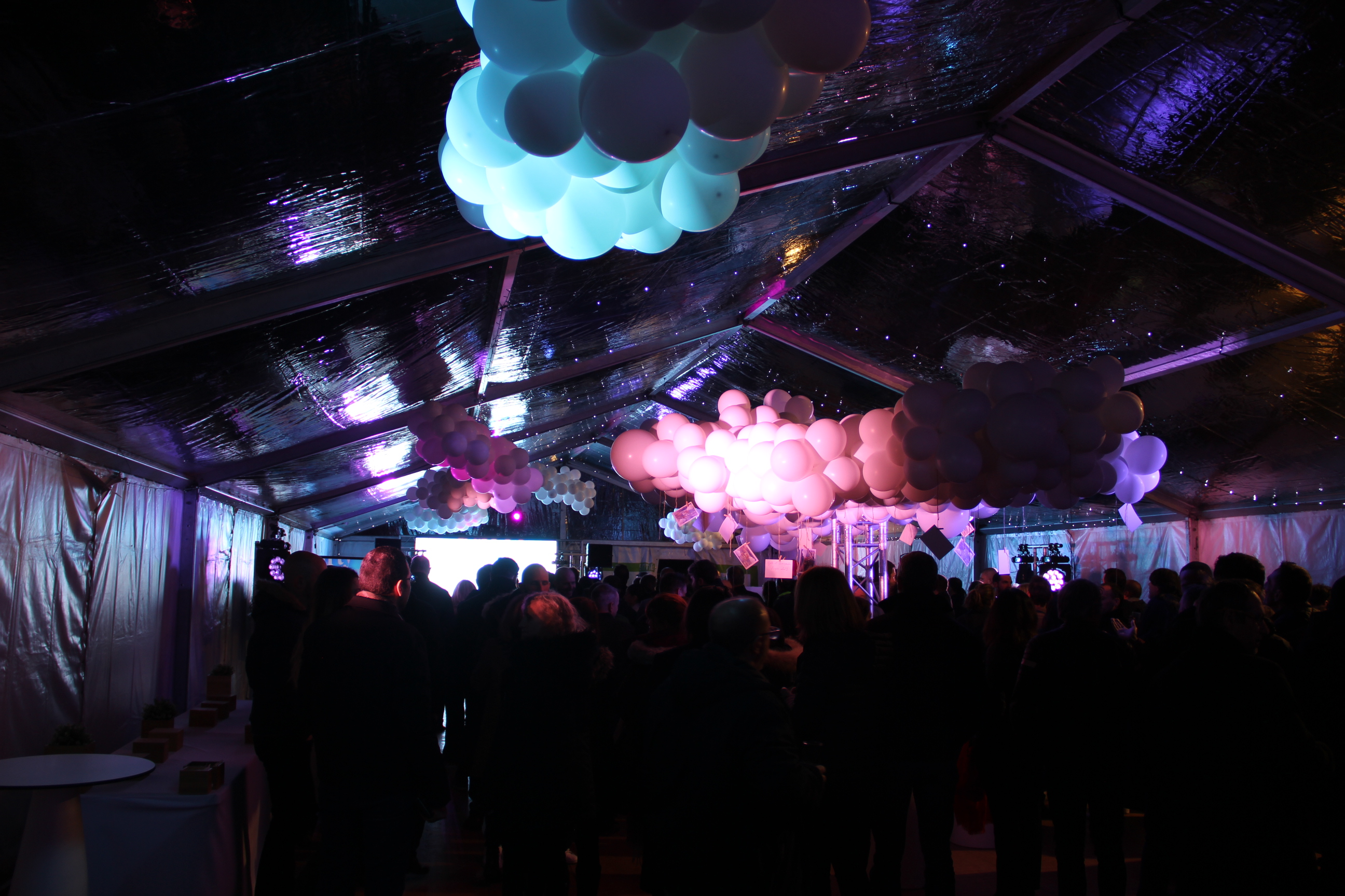Ballonnenbad teambuilding Antwerpen binnenruimte Stadsfeestzaal · INNOV'events