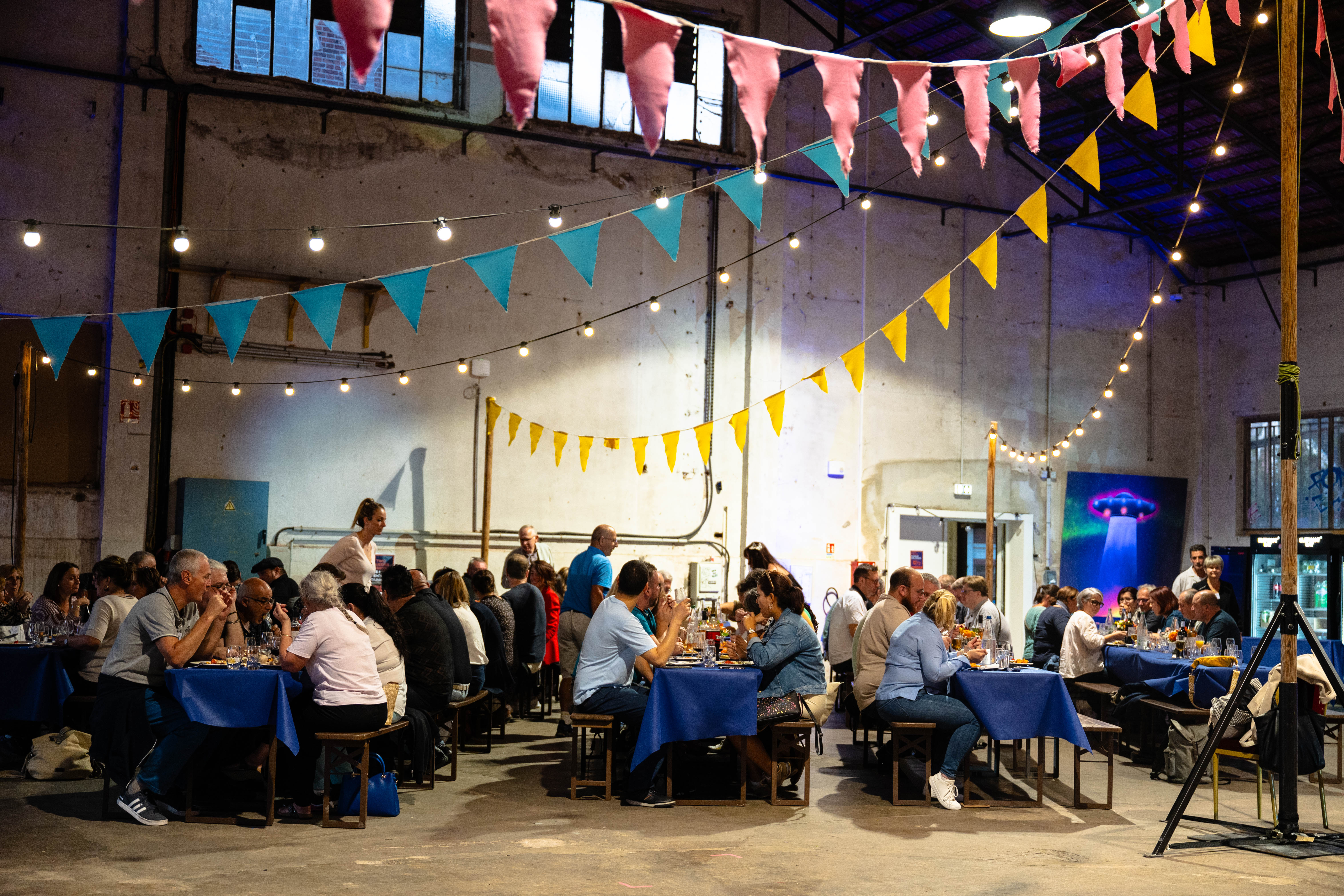 Dîner immersif repas insolite Anvers acteurs et convives autour d'une table · INNOV'events
