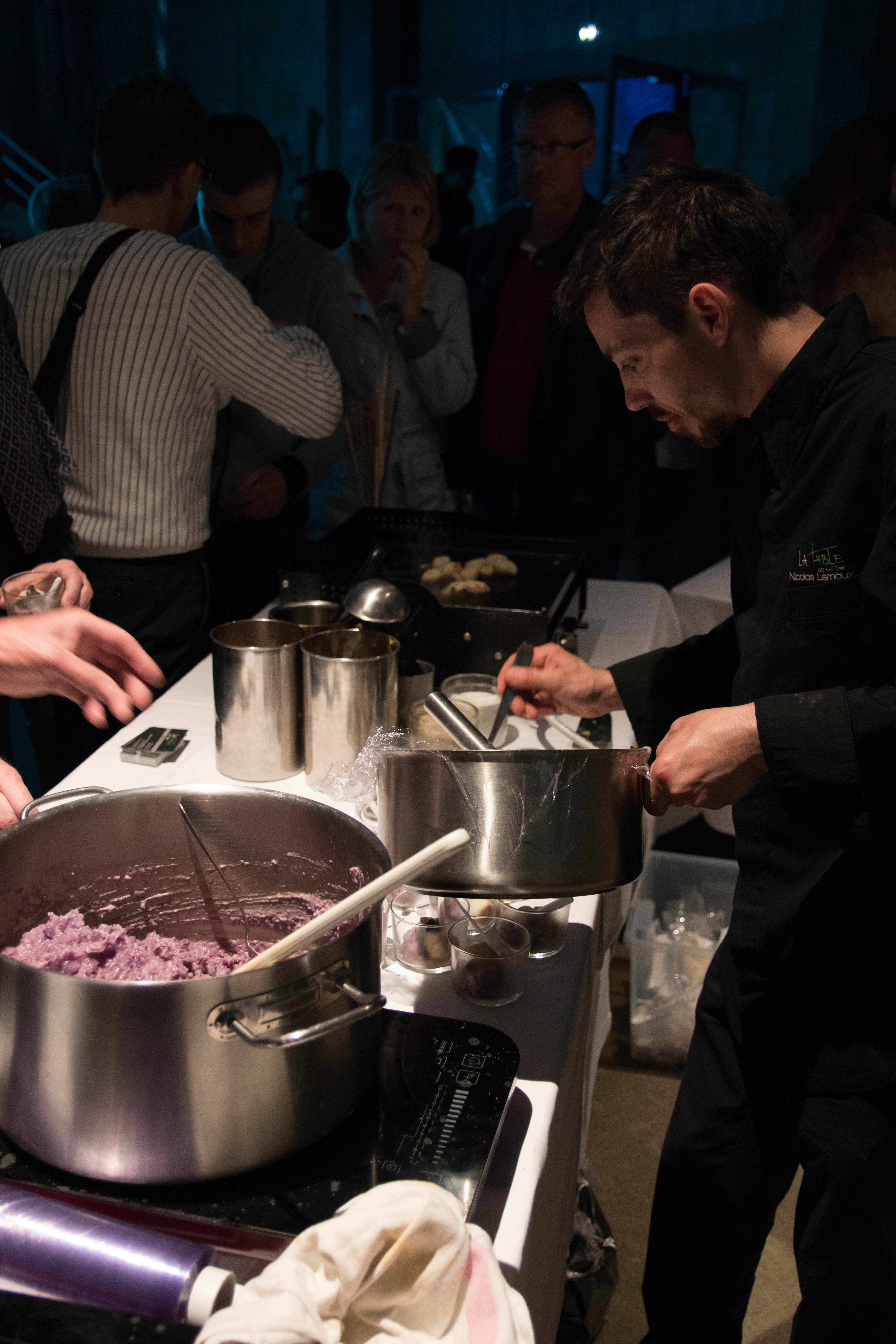 Eventlocatie event catering Brussel industriële zaal Tour & Taxis hoge ramen · INNOV'events