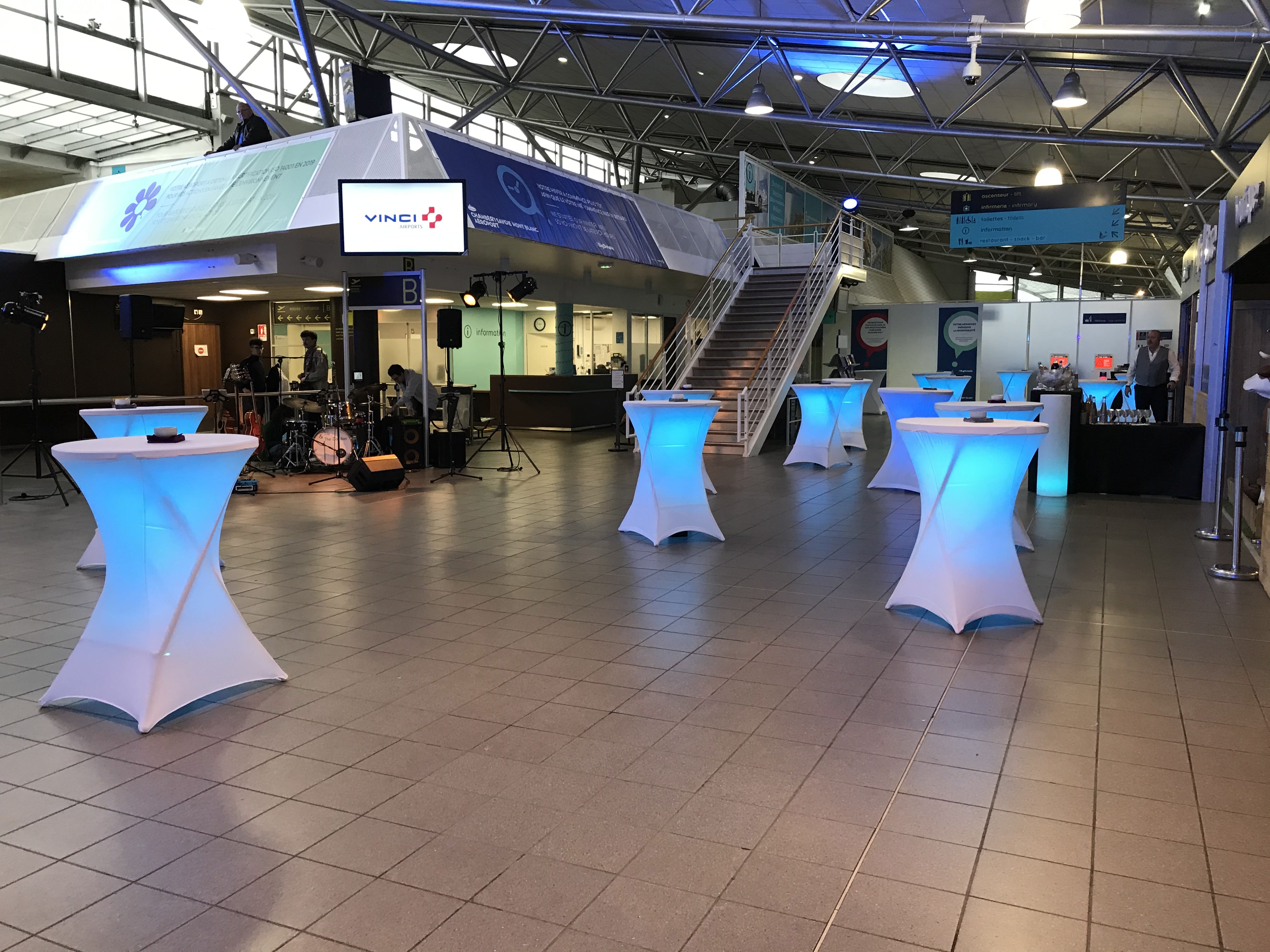 Dîner gala scénographie lumineuse Liège tables rétroéclairées salle événementielle · INNOV'events