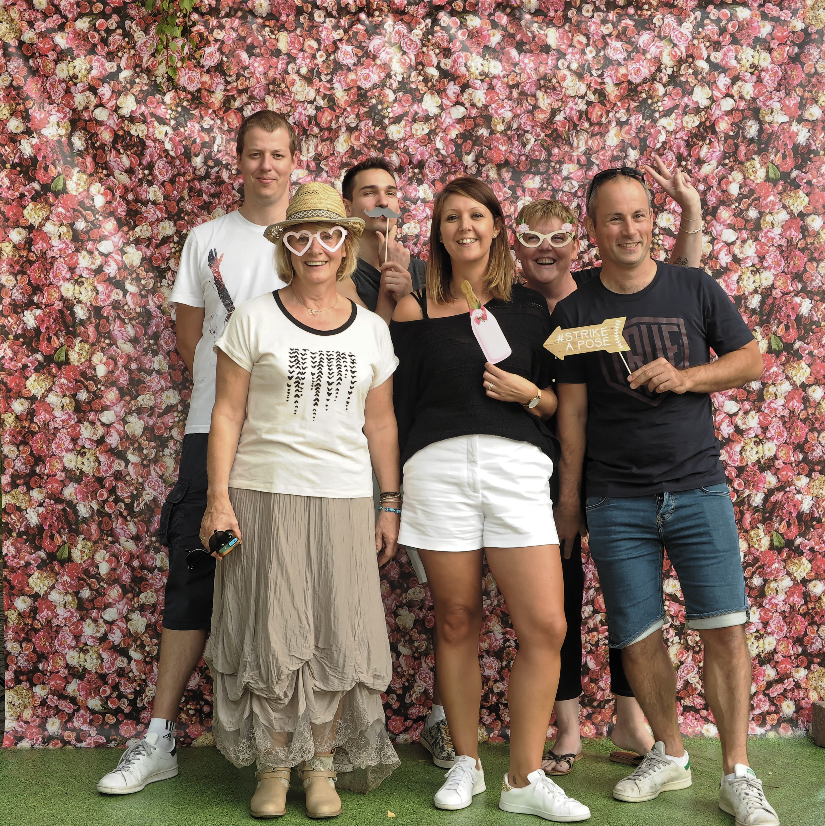 Afscheidsfeest Antwerpen groep op Scheldekade bij avond met Havenhuis op achtergrond · INNOV'events