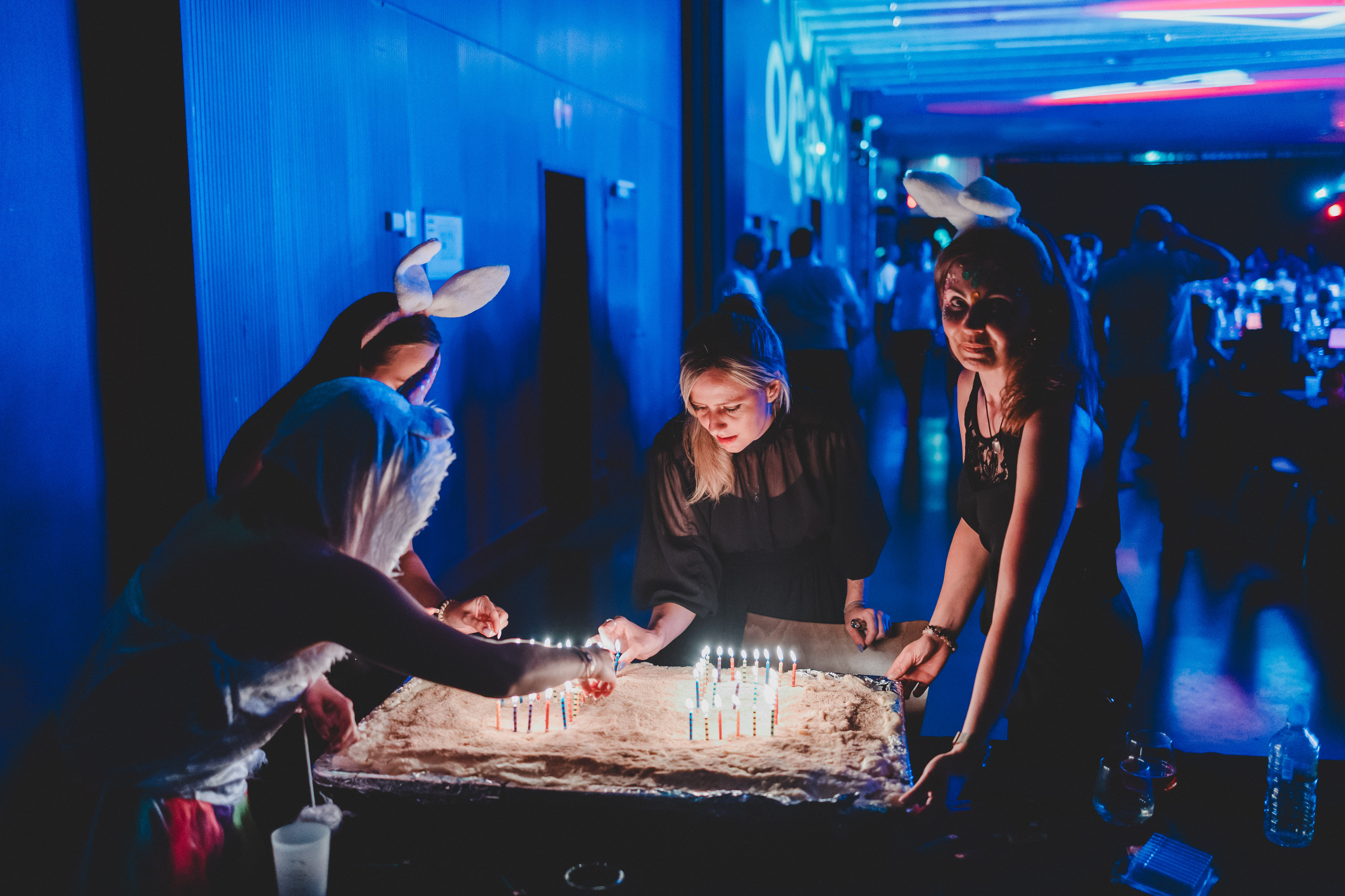 Zittend afscheidsdiner bedrijf Antwerpen gedecoreerde feestzaal historisch pand · INNOV'events