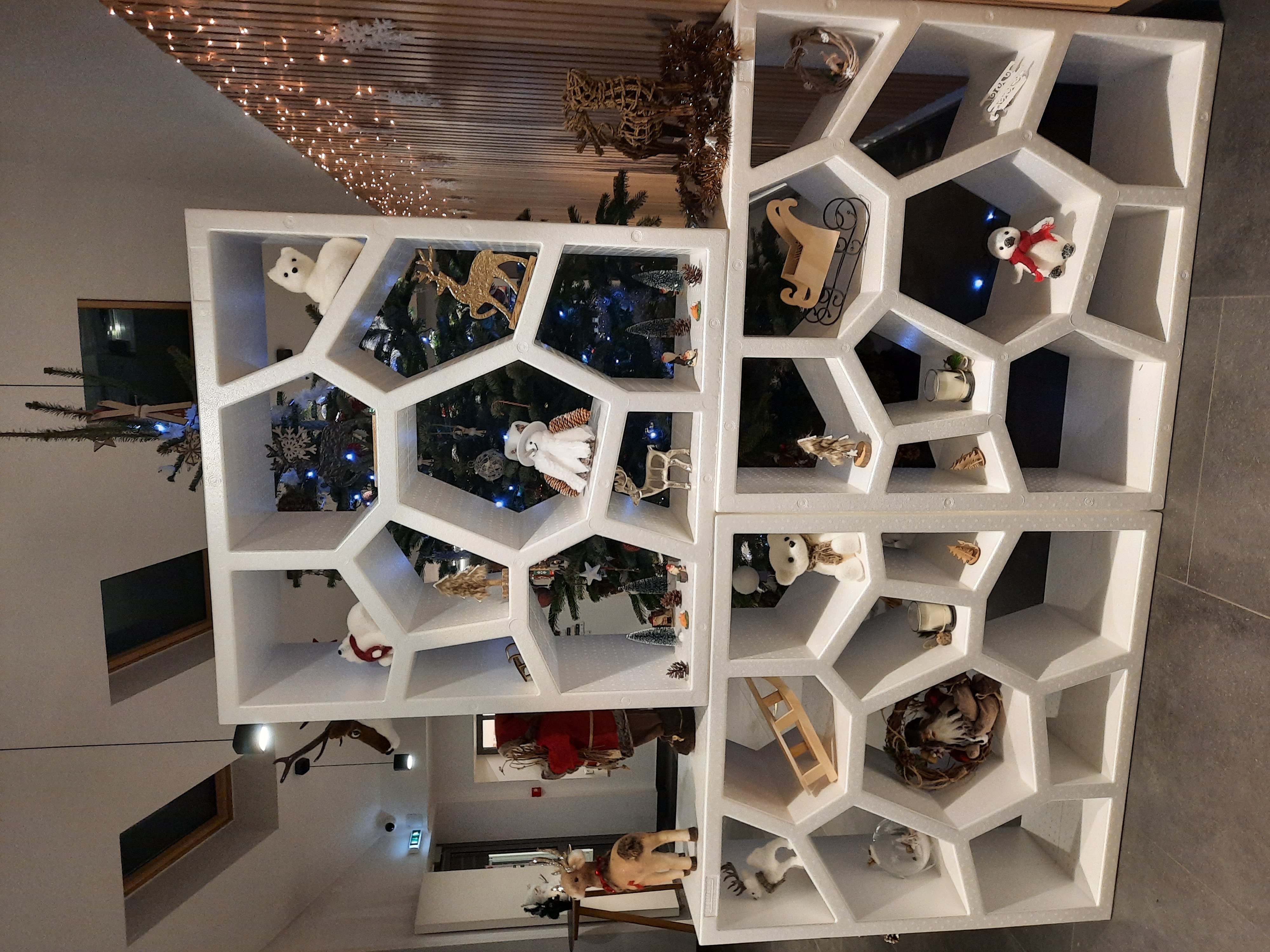 Personeelsfeest Luik in historische feestzaal met kerstdecor en ronde tafels · INNOV'events