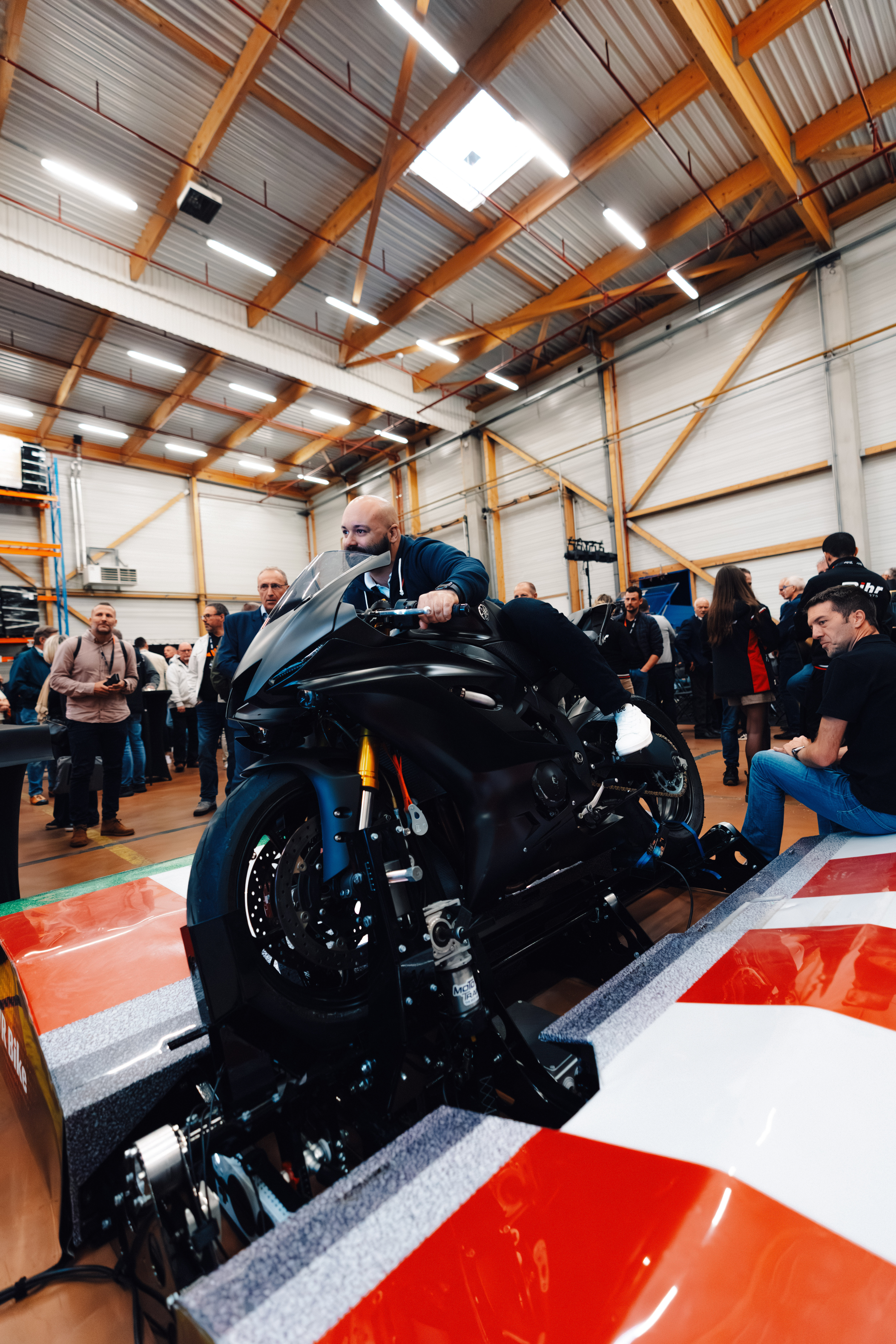 Beursstand animatie Antwerpen gadgetverdeling aan standbalie · INNOV'events
