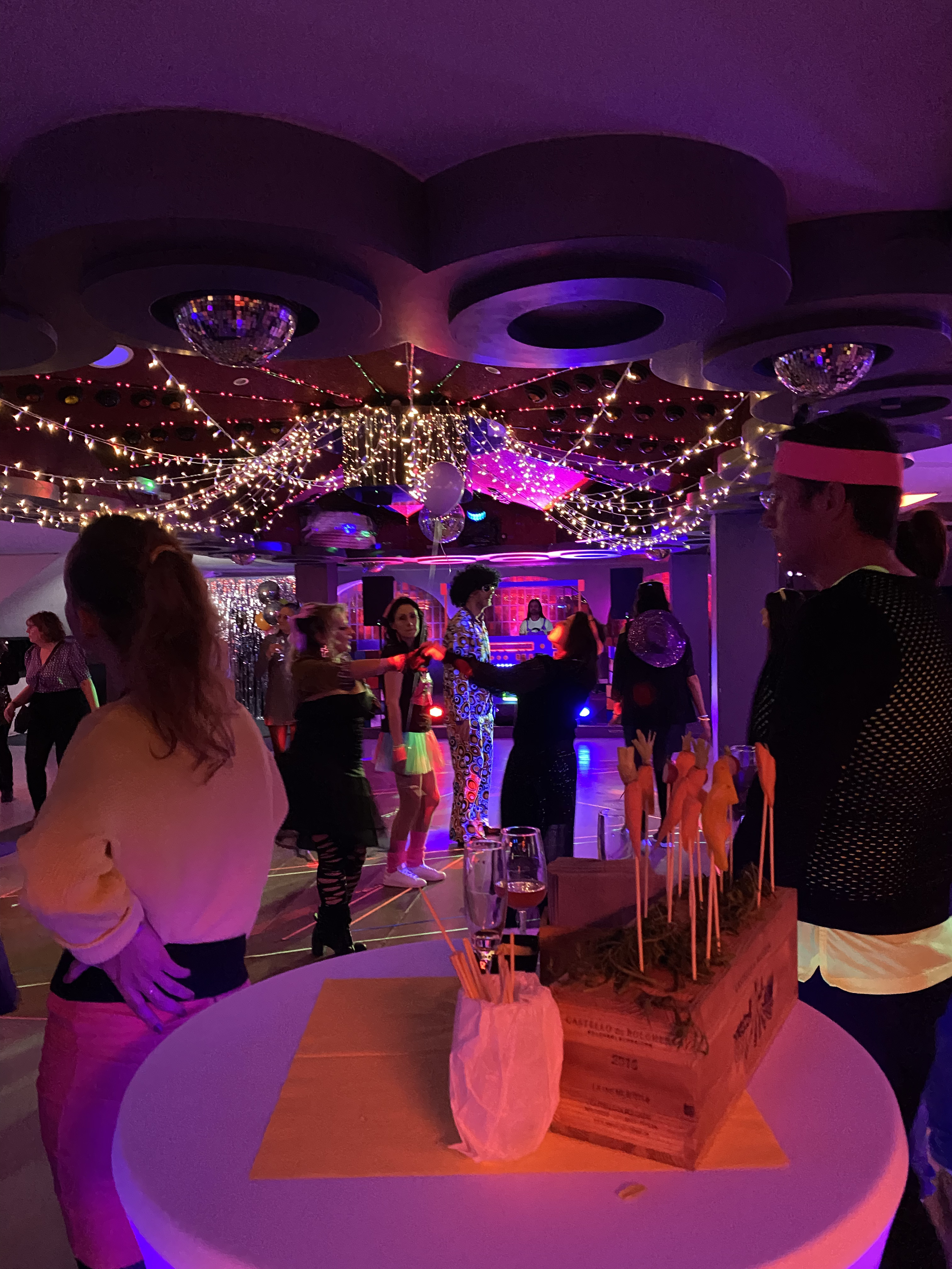 Spectacle Père Noël arbre de Noël entreprise Liège salle décorée · INNOV'events