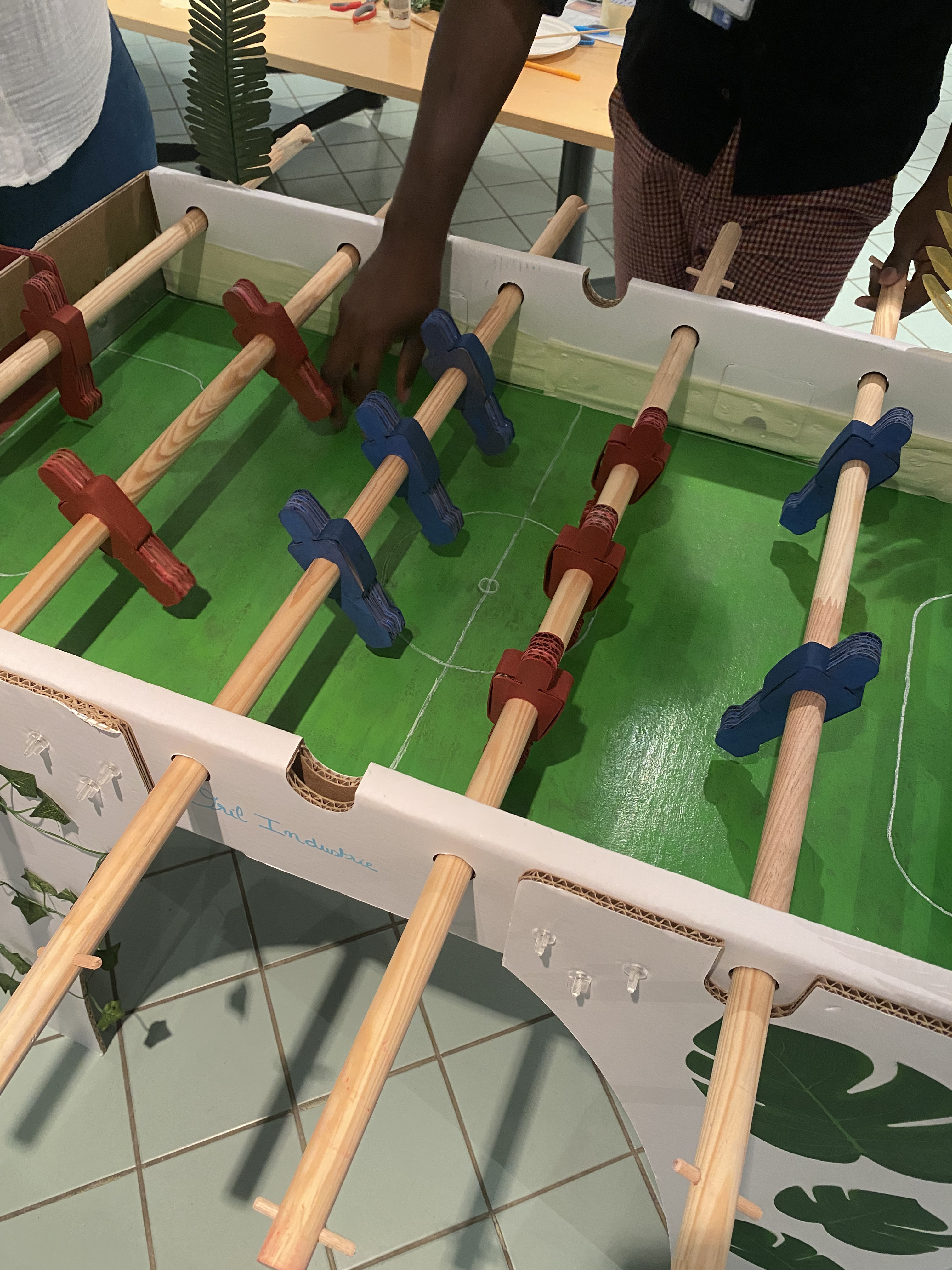 Branded babyfoot bouwen workshop Antwerpen bedrukte tafel bedrijfskleuren · INNOV'events