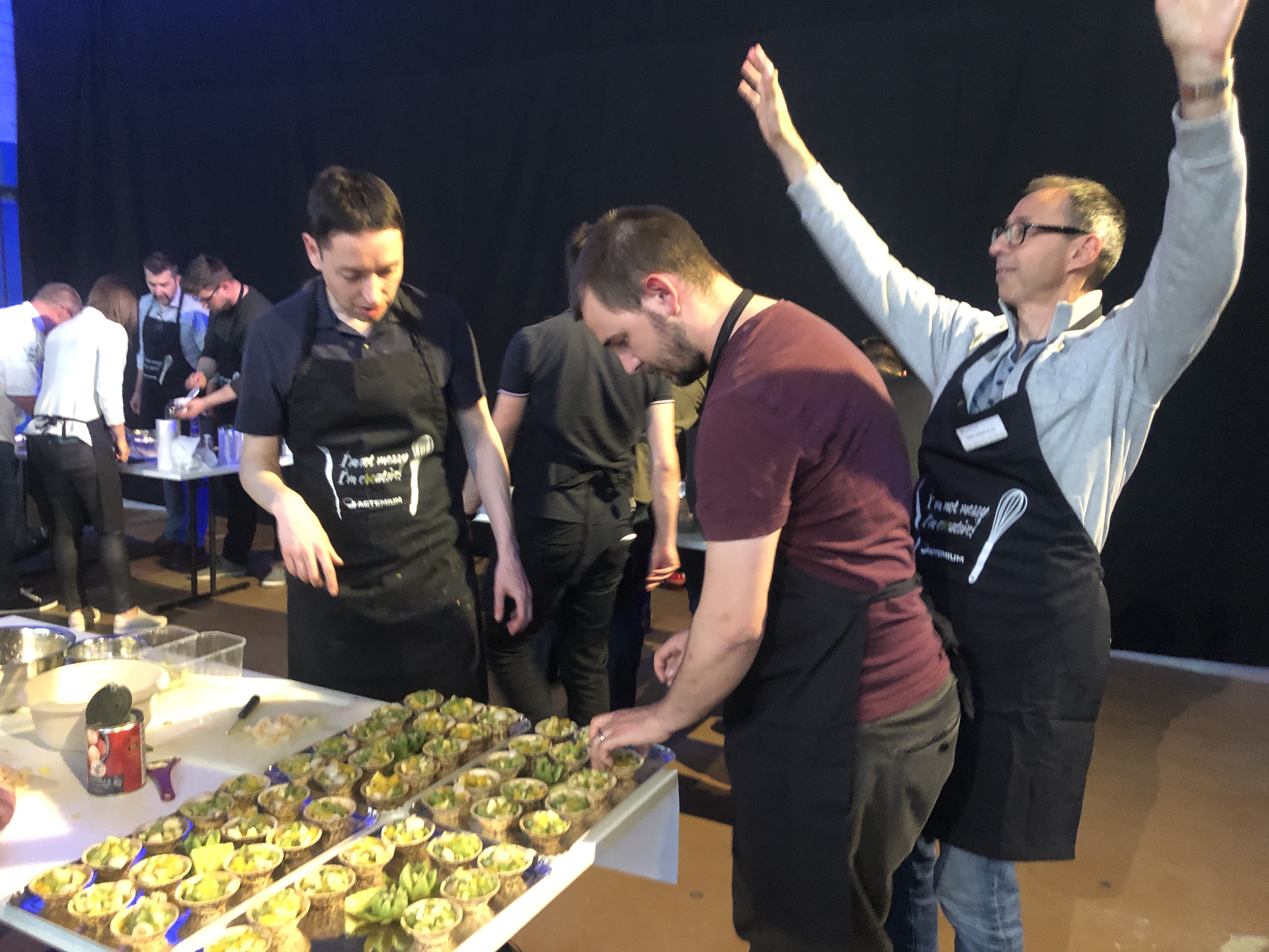 Culinaire teambuilding Luik deelnemers snijden groenten aan Maasoevers · INNOV'events