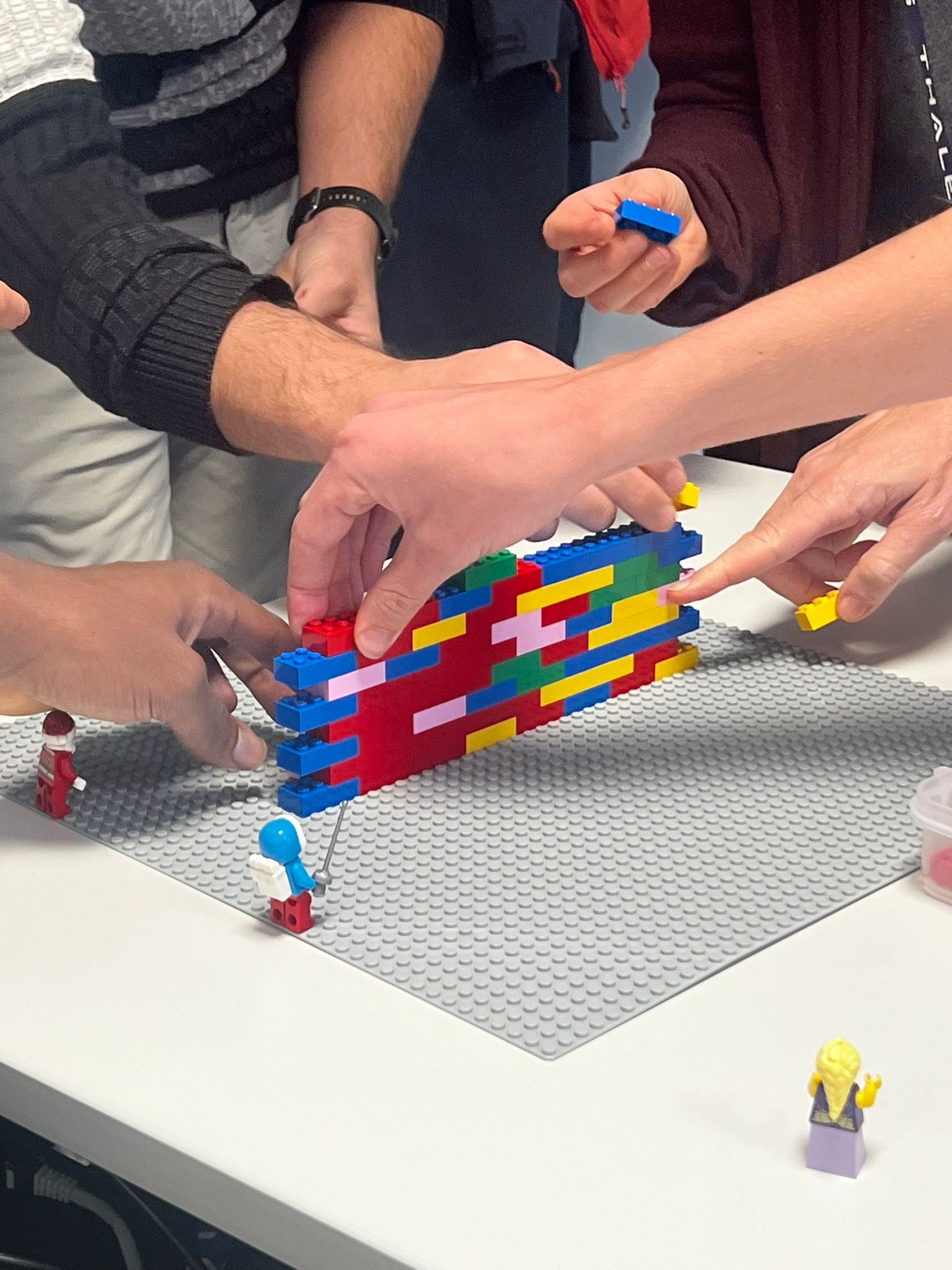 LEGO challenge volledige dag Brussel strategische designfase teamtafels · INNOV'events