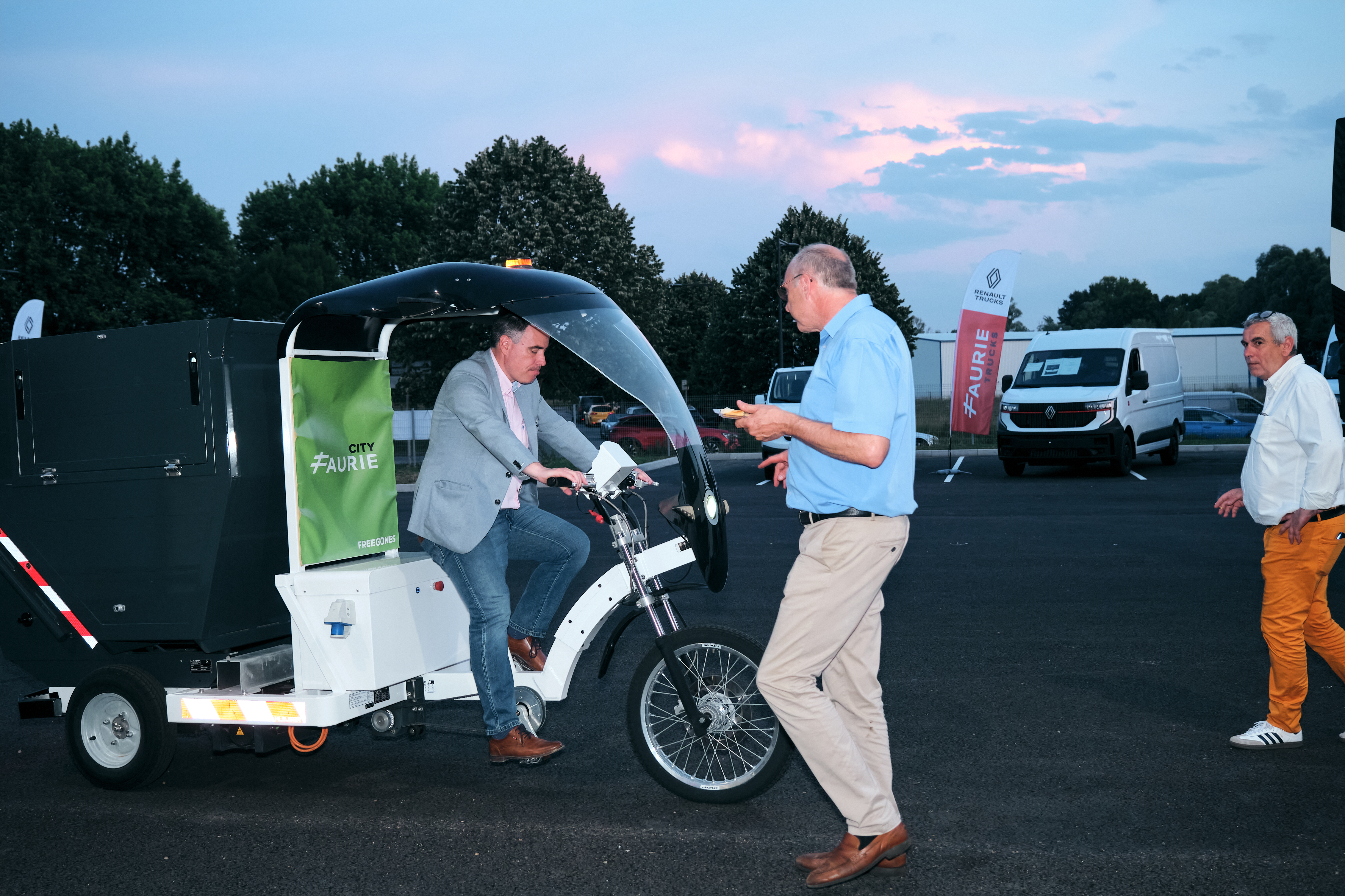 Circuit multi-sites shuttle transport Luik minibus devant Outremeuse · INNOV'events