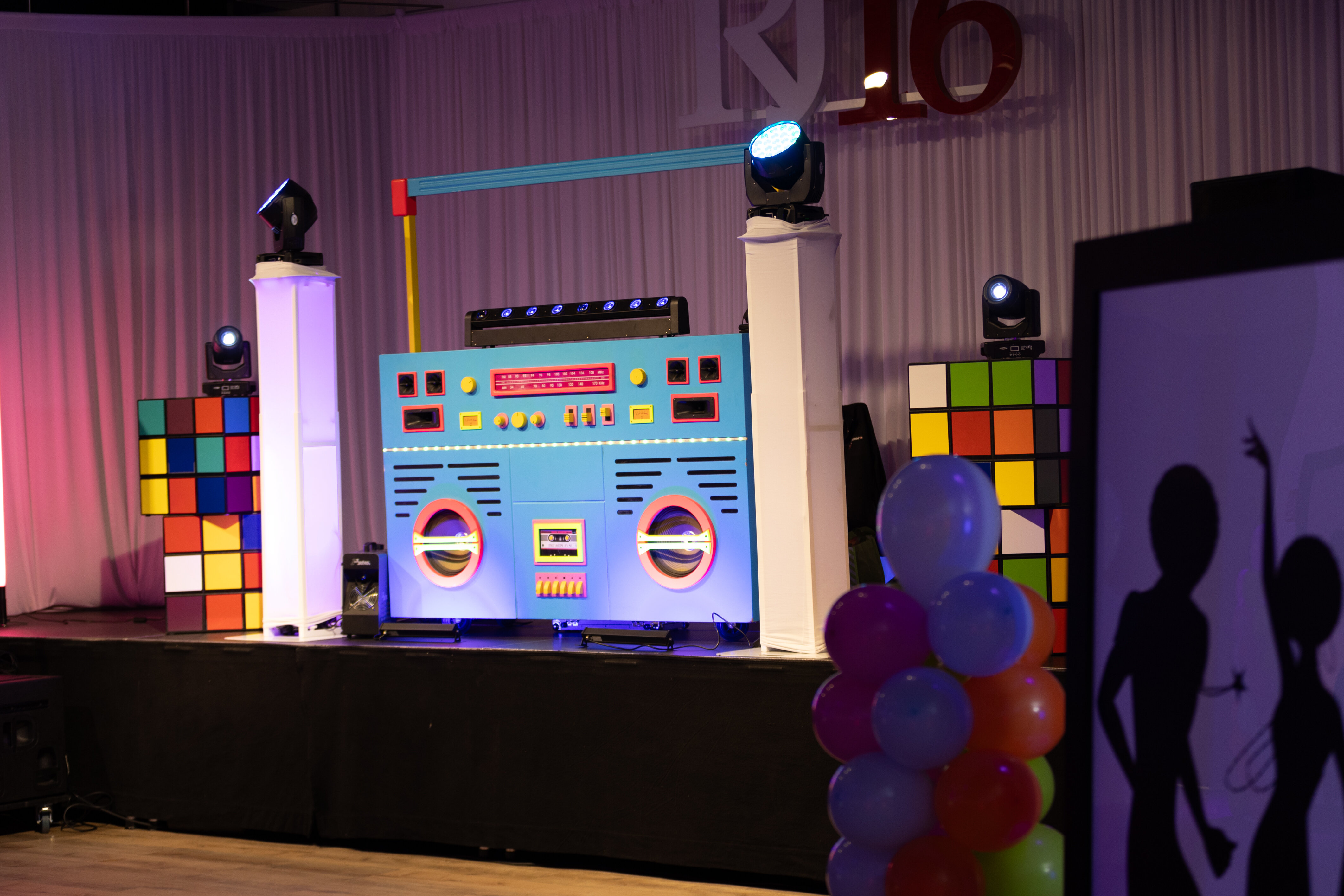 TV spelshow Luik deelnemers in teamkleuren aan buzzertafel reactiesessie · INNOV'events