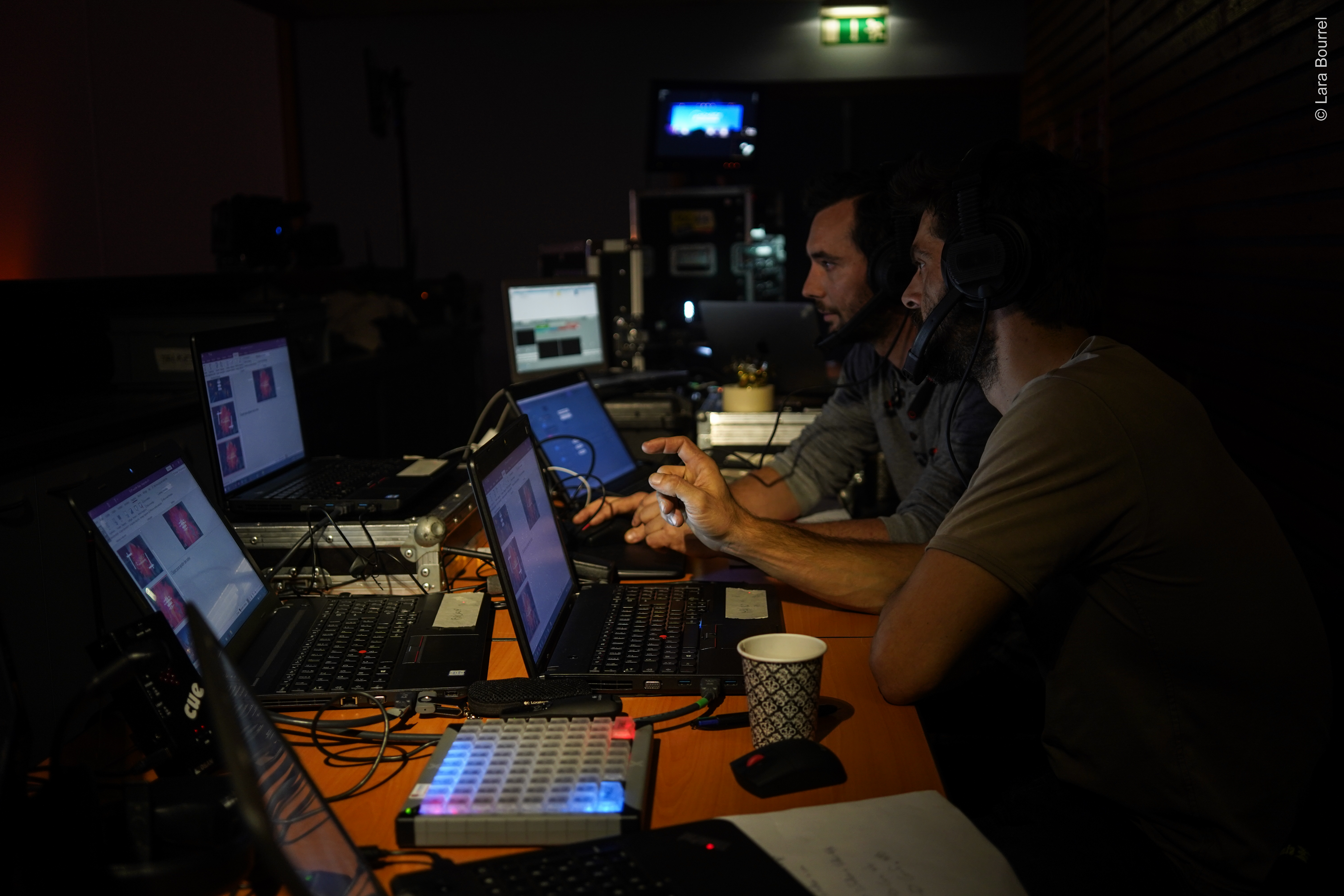 Audio-visual production bedrijf België soirée zaal met podiumbelichting · INNOV'events