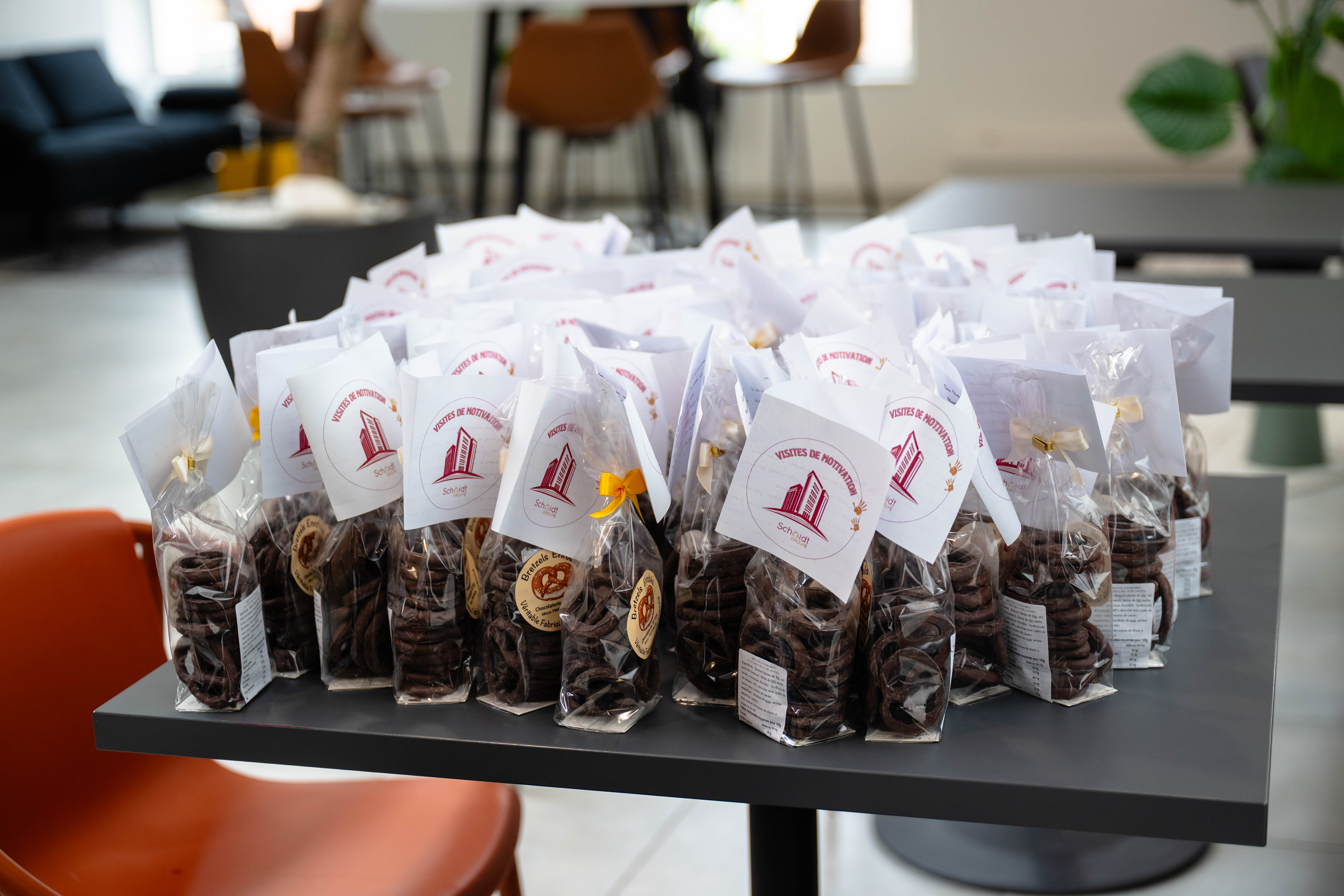 Kit de bienvenue entreprise Liège disposé sur table avec vue sur la Meuse · INNOV'events
